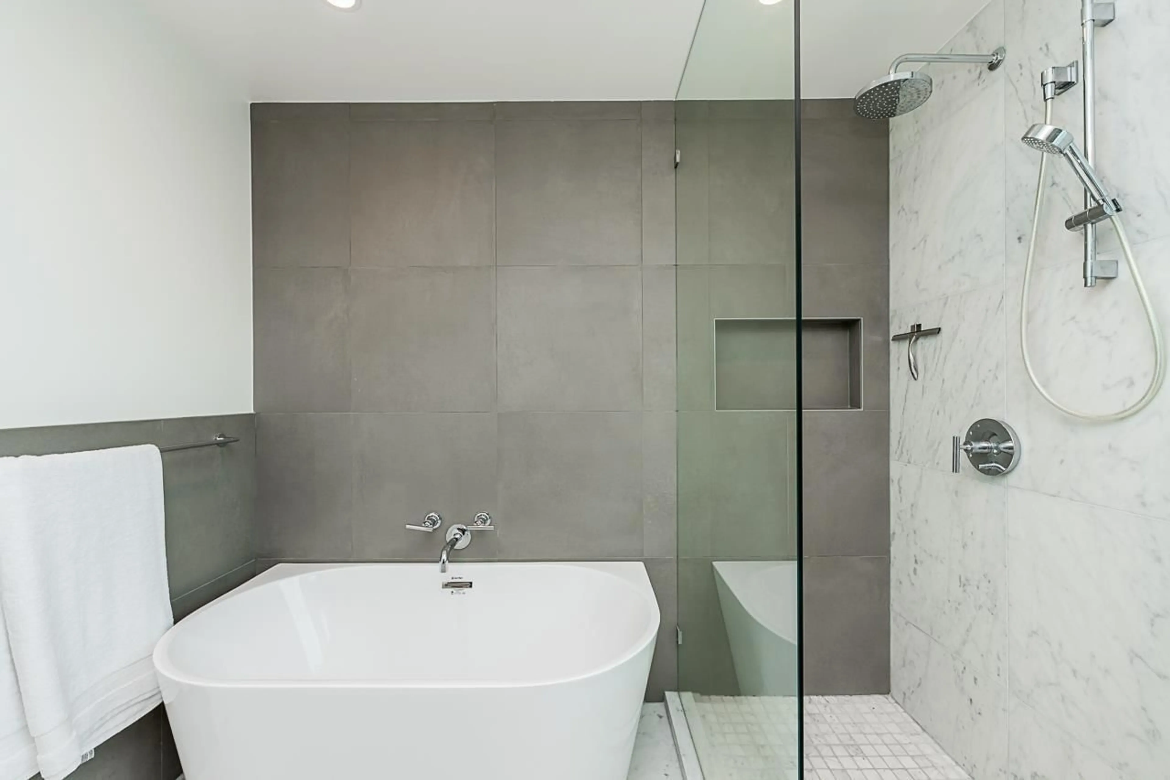 Contemporary bathroom, ceramic/tile floor for 1201 - 1501 FOSTER, White Rock British Columbia V4B0C3