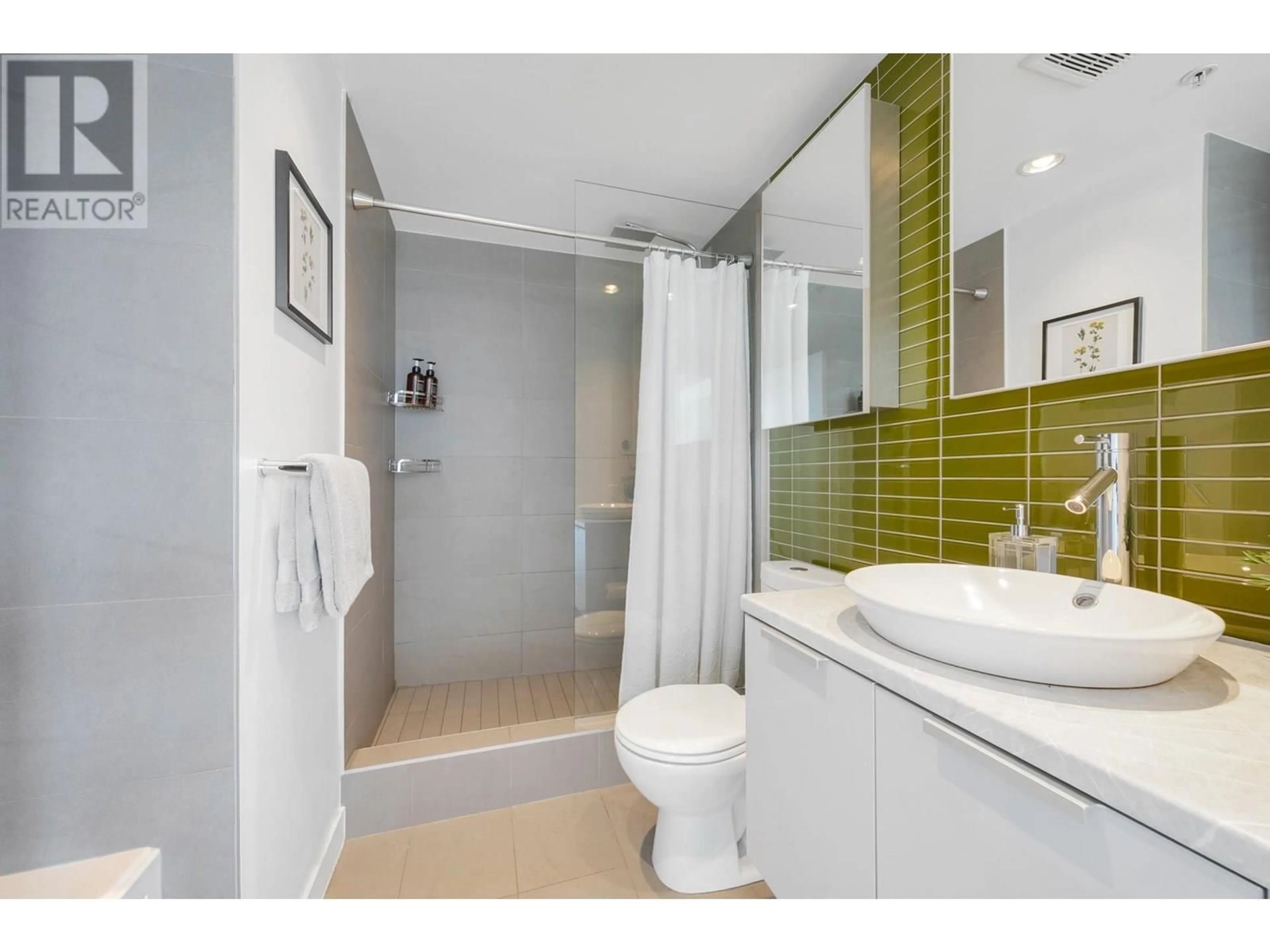Standard bathroom, ceramic/tile floor for 3209 - 128 CORDOVA, Vancouver British Columbia V6B0E6