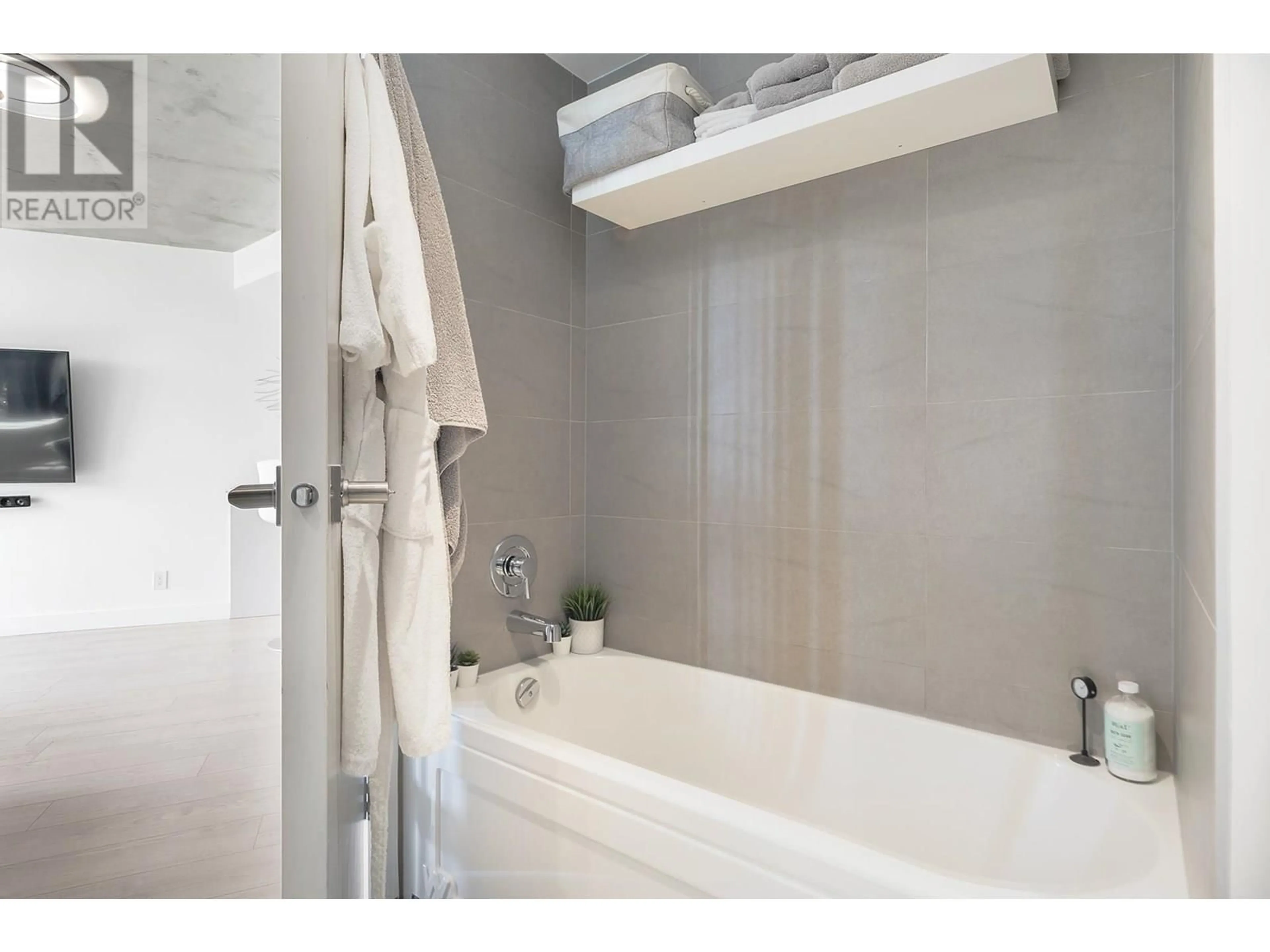Contemporary bathroom, ceramic/tile floor for 3209 - 128 CORDOVA, Vancouver British Columbia V6B0E6