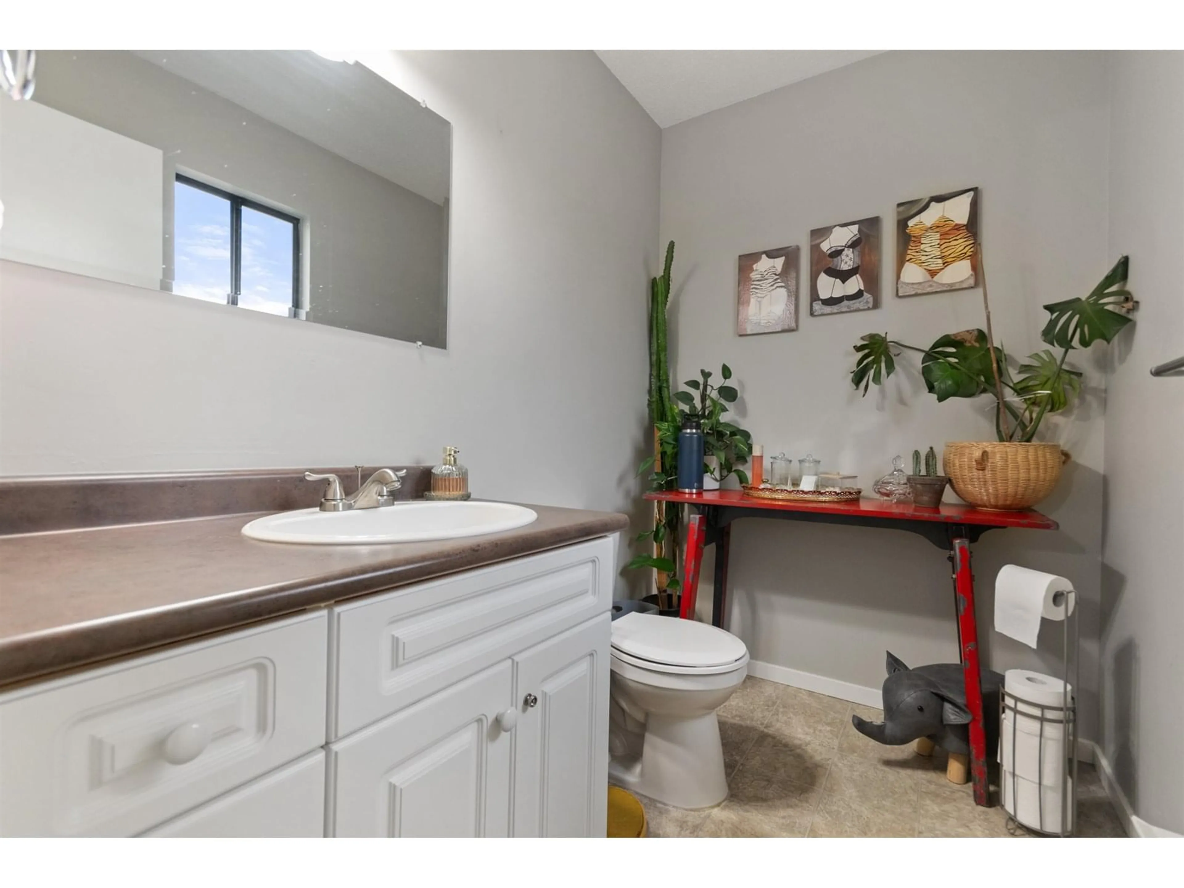 Standard bathroom, ceramic/tile floor for 8930 WALTERS STREET, Chilliwack British Columbia V2P6X3