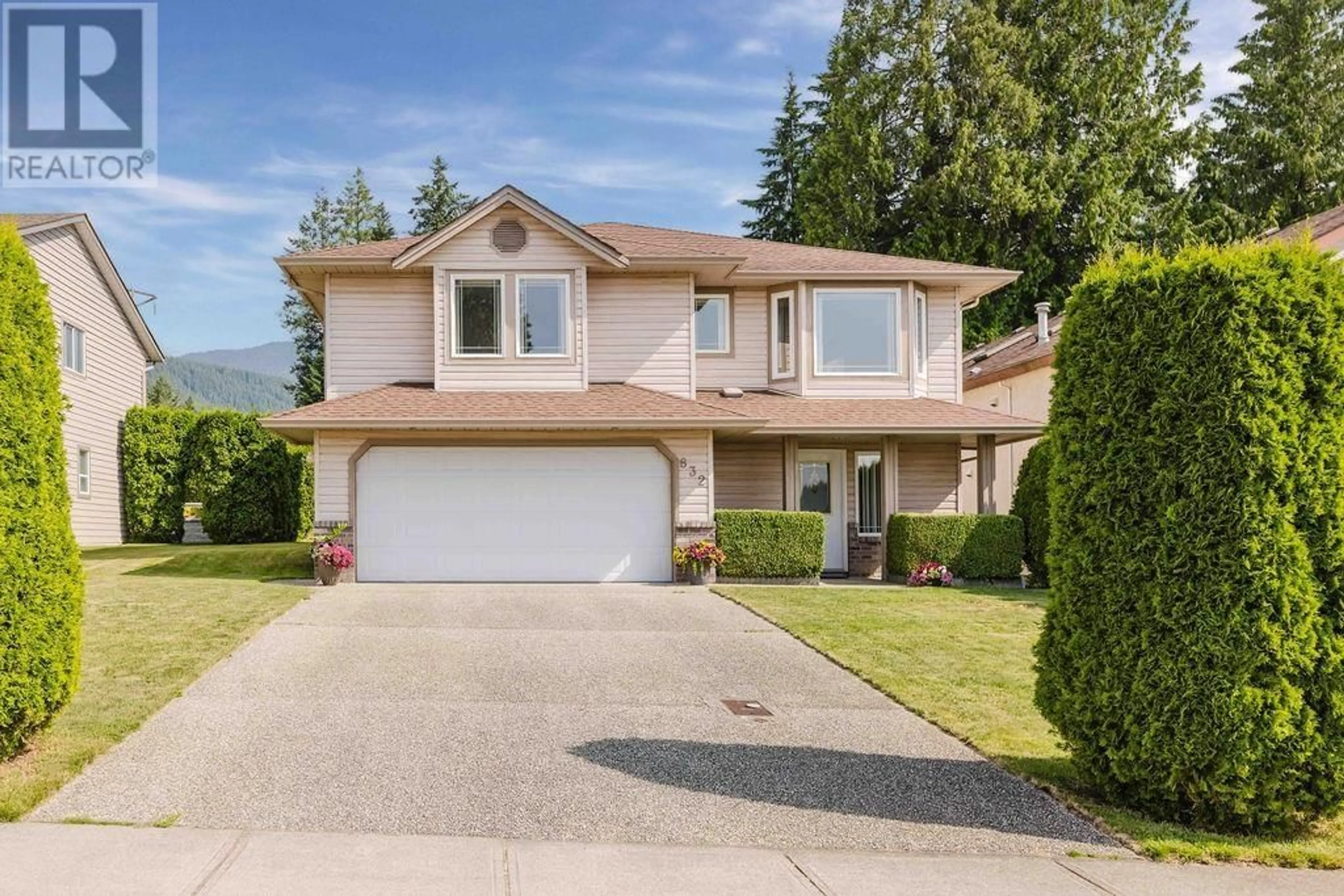 Home with vinyl exterior material, street for 832 AURORA WAY, Gibsons British Columbia V0N1V9