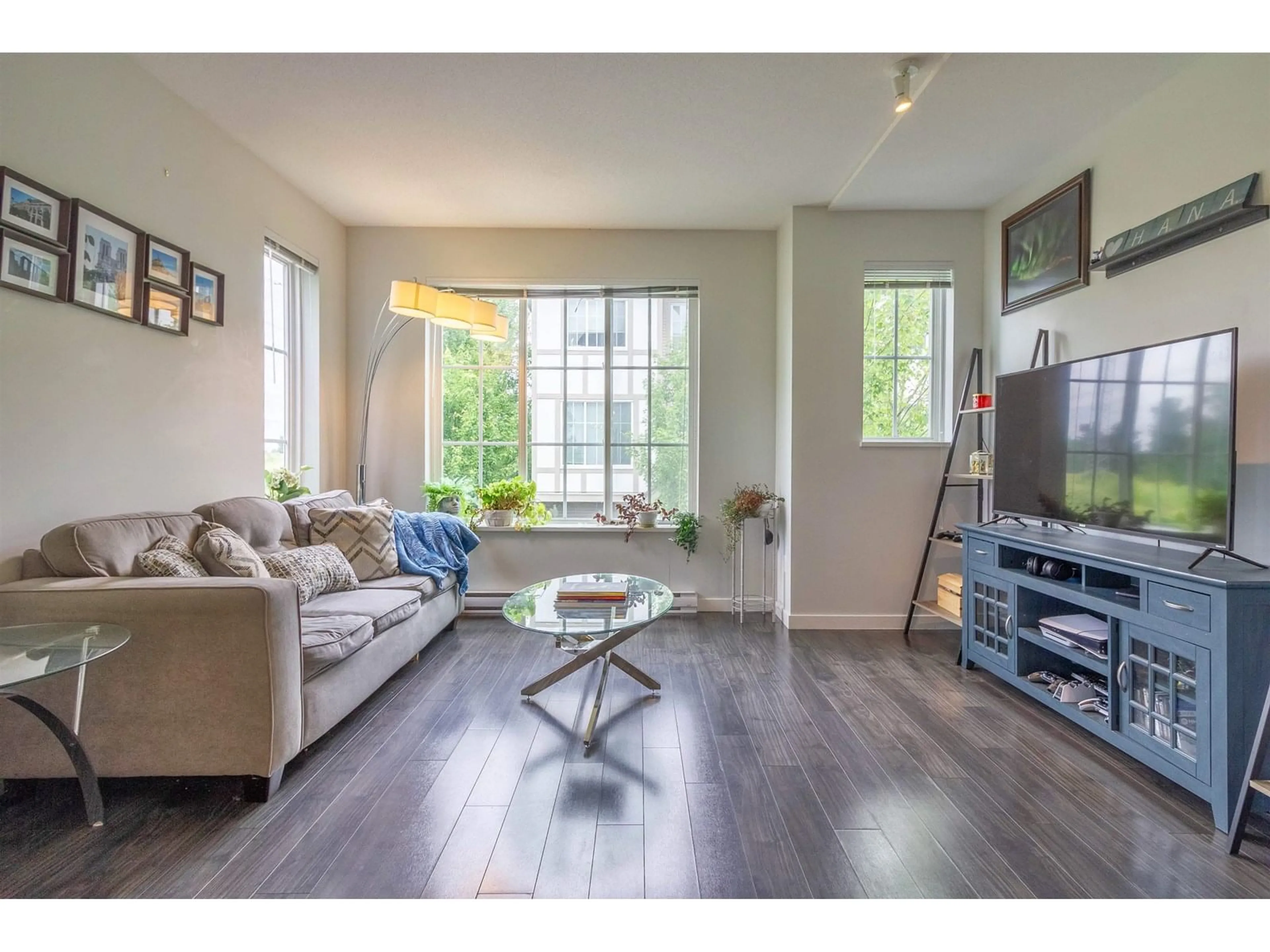 Living room with furniture, wood/laminate floor for 88 - 30989 WESTRIDGE, Abbotsford British Columbia V2T0E7