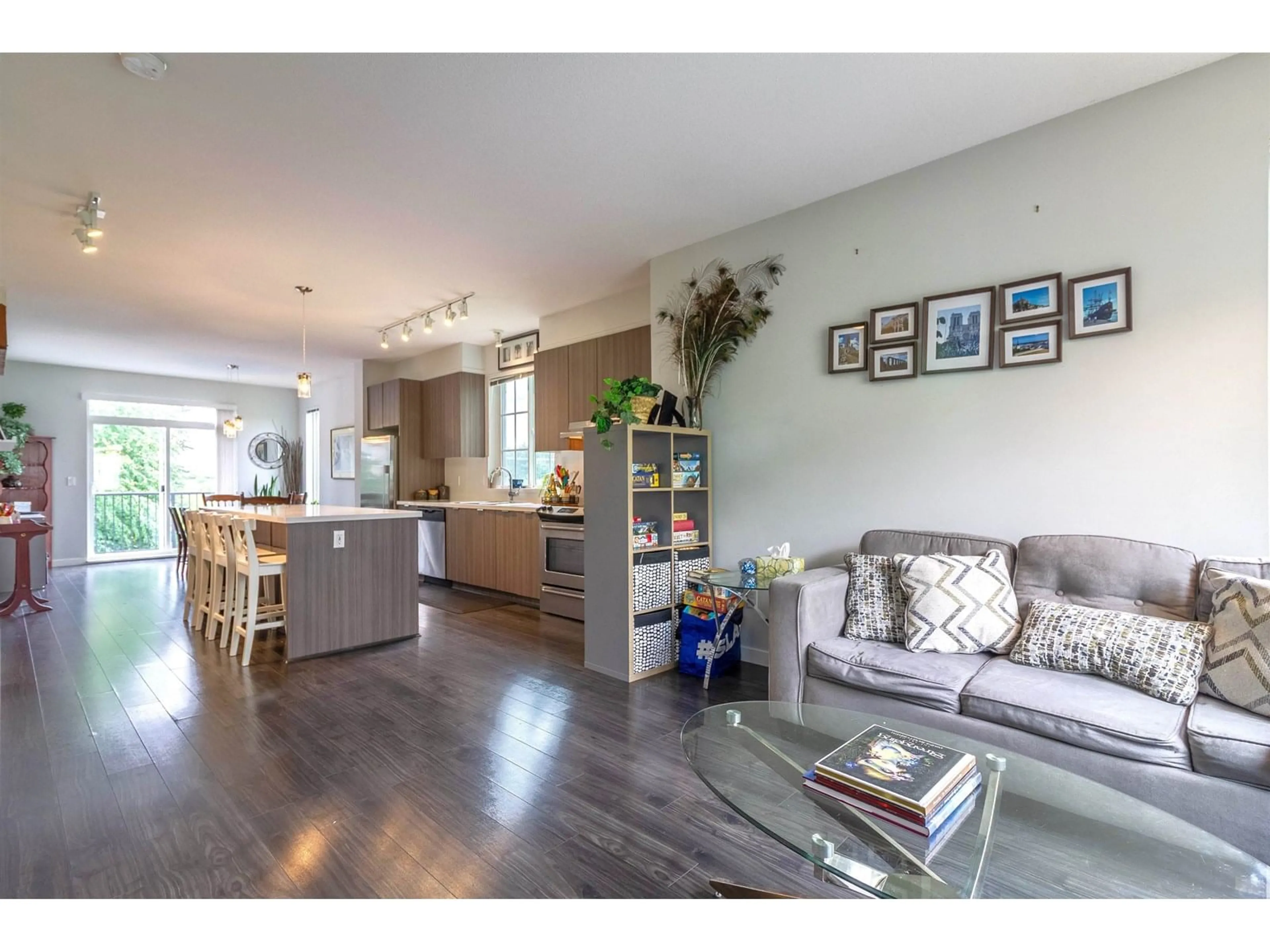 Open concept kitchen, wood/laminate floor for 88 - 30989 WESTRIDGE, Abbotsford British Columbia V2T0E7
