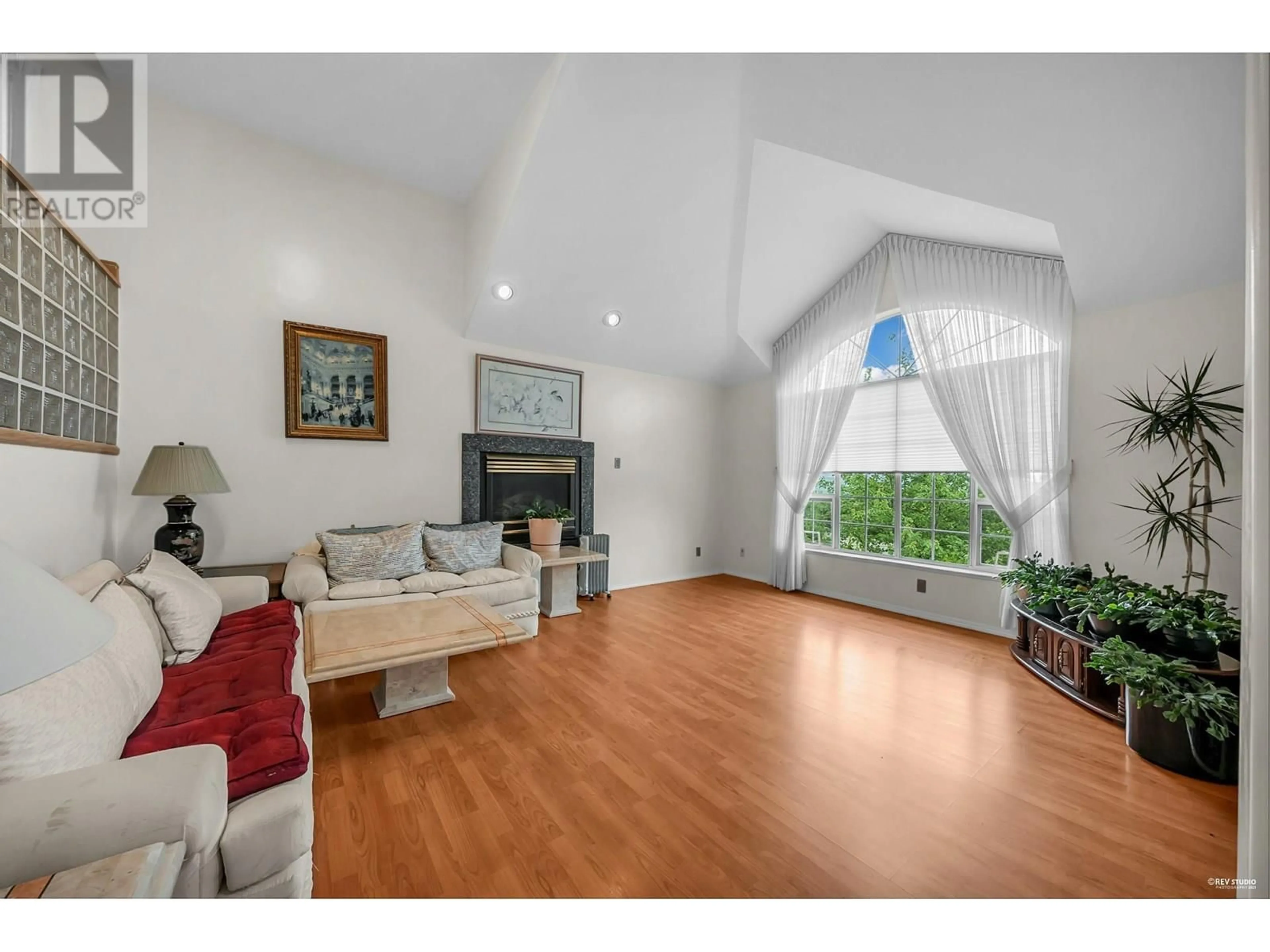 Living room with furniture, wood/laminate floor for 116 RAVINE DRIVE, Port Moody British Columbia V3H4T2