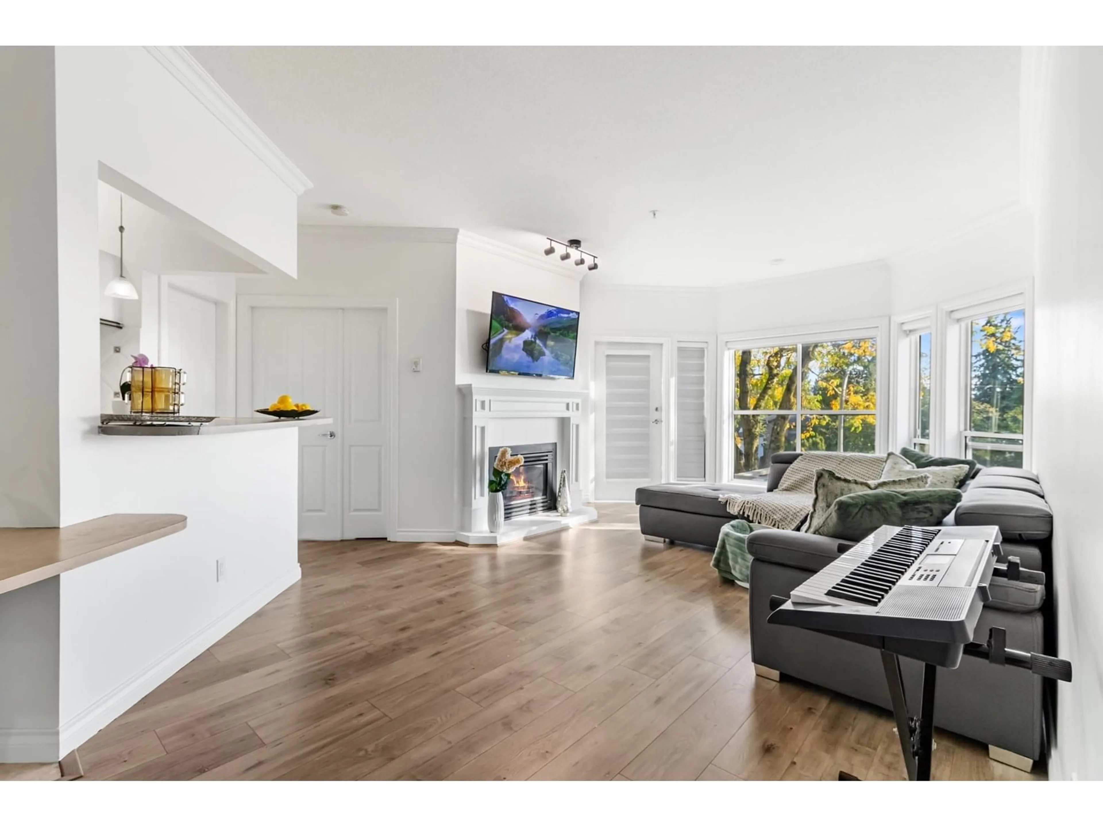 Open concept kitchen, wood/laminate floor for 308 - 34101 OLD YALE, Abbotsford British Columbia V2S2K4