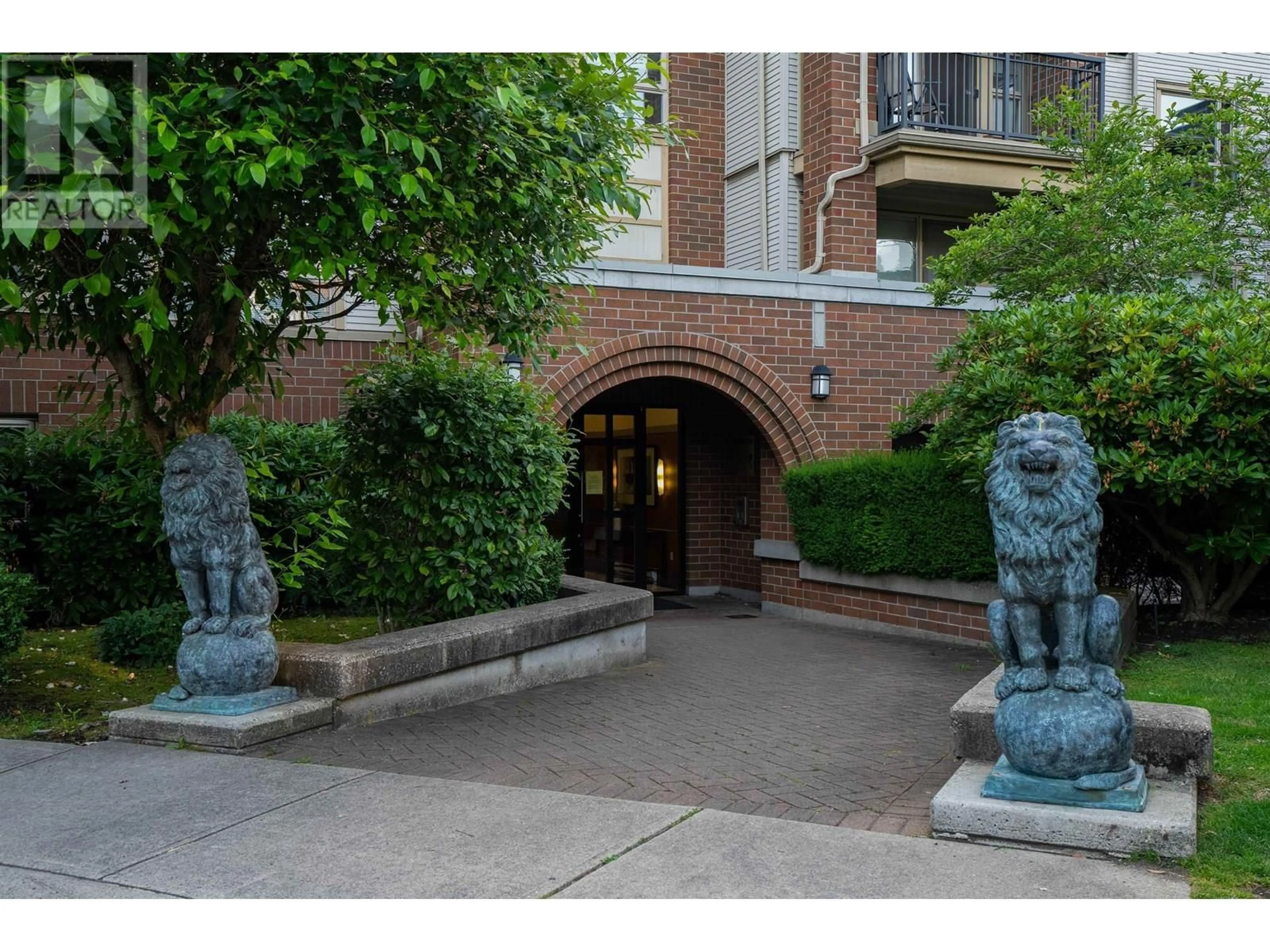 Indoor foyer for 5113 - 5111 GARDEN CITY ROAD, Richmond British Columbia V6X4H4