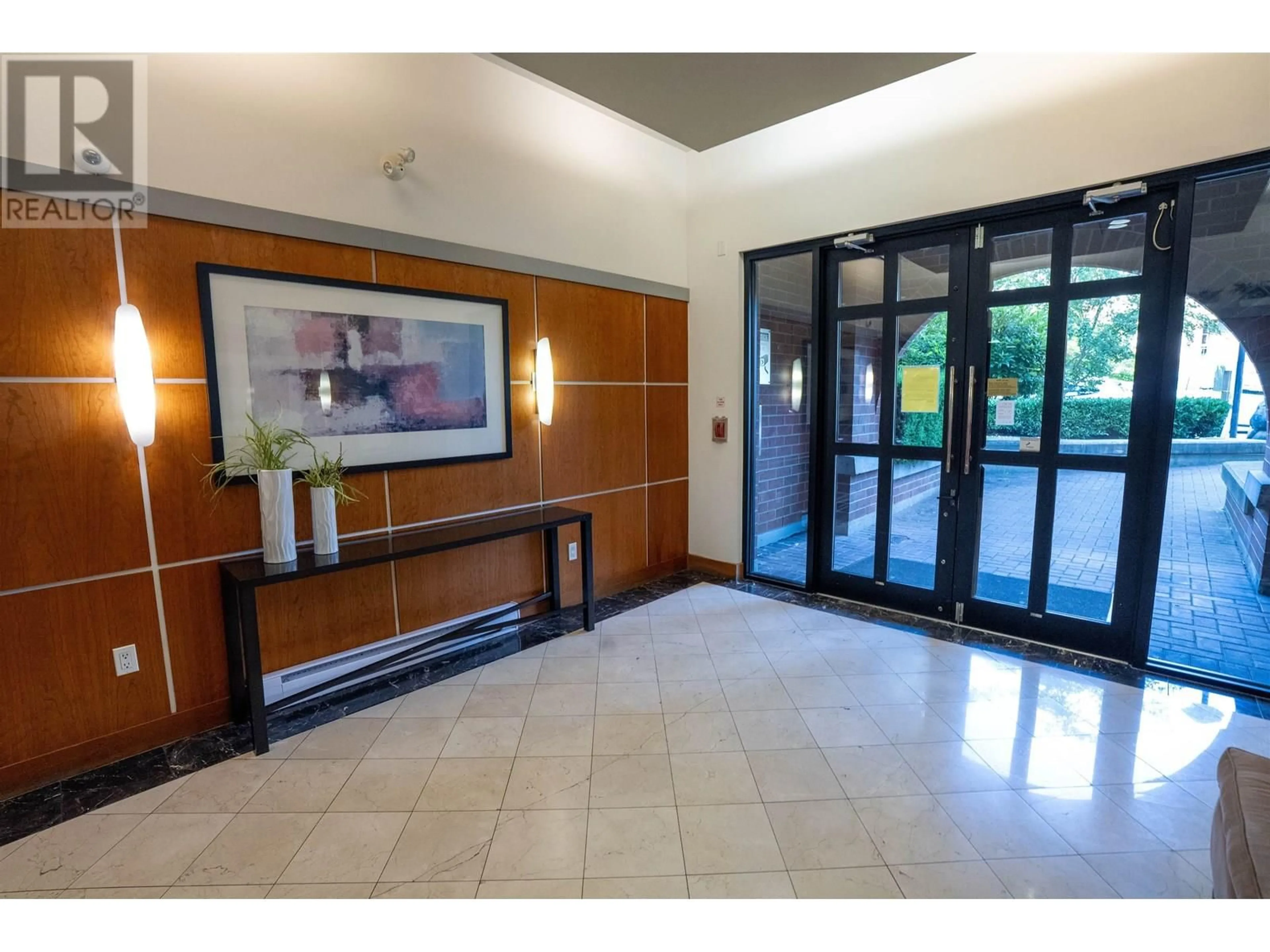 Indoor foyer for 5113 - 5111 GARDEN CITY ROAD, Richmond British Columbia V6X4H4