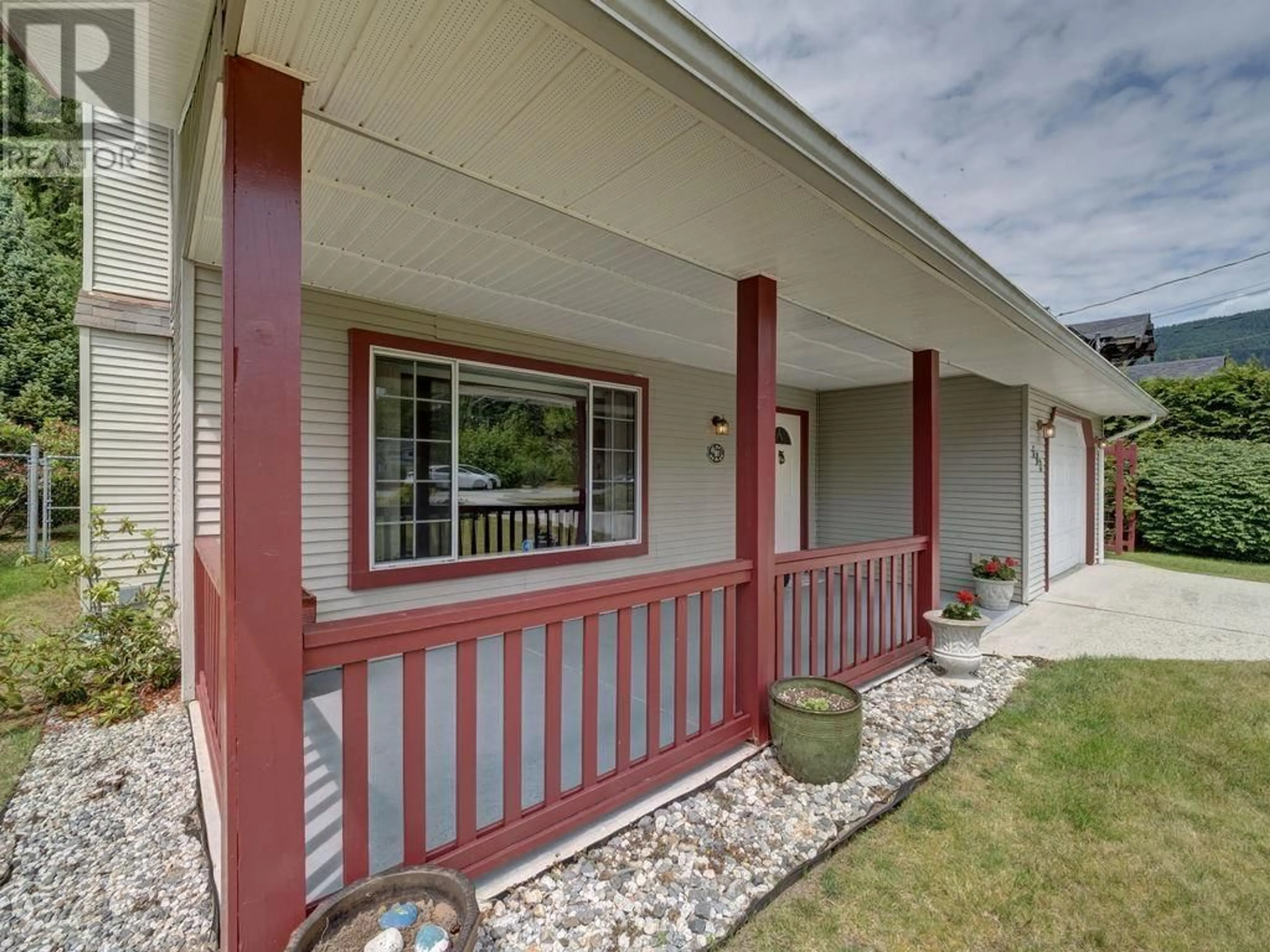 Home with vinyl exterior material, street for 593 OCEANVIEW DRIVE, Gibsons British Columbia V0N1V5