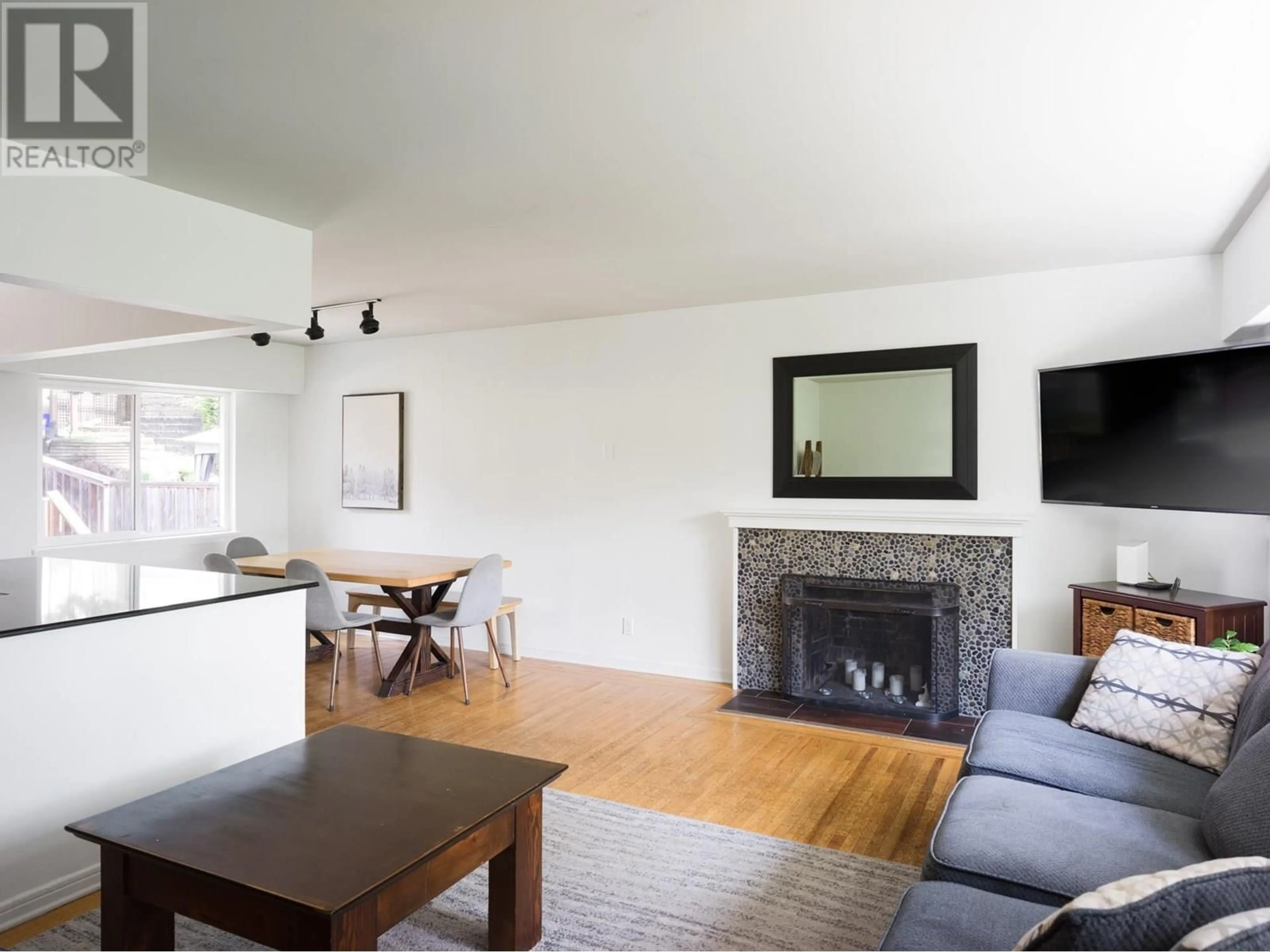 Living room with furniture, wood/laminate floor for 1240 SHAVINGTON STREET, North Vancouver British Columbia V7L1L2