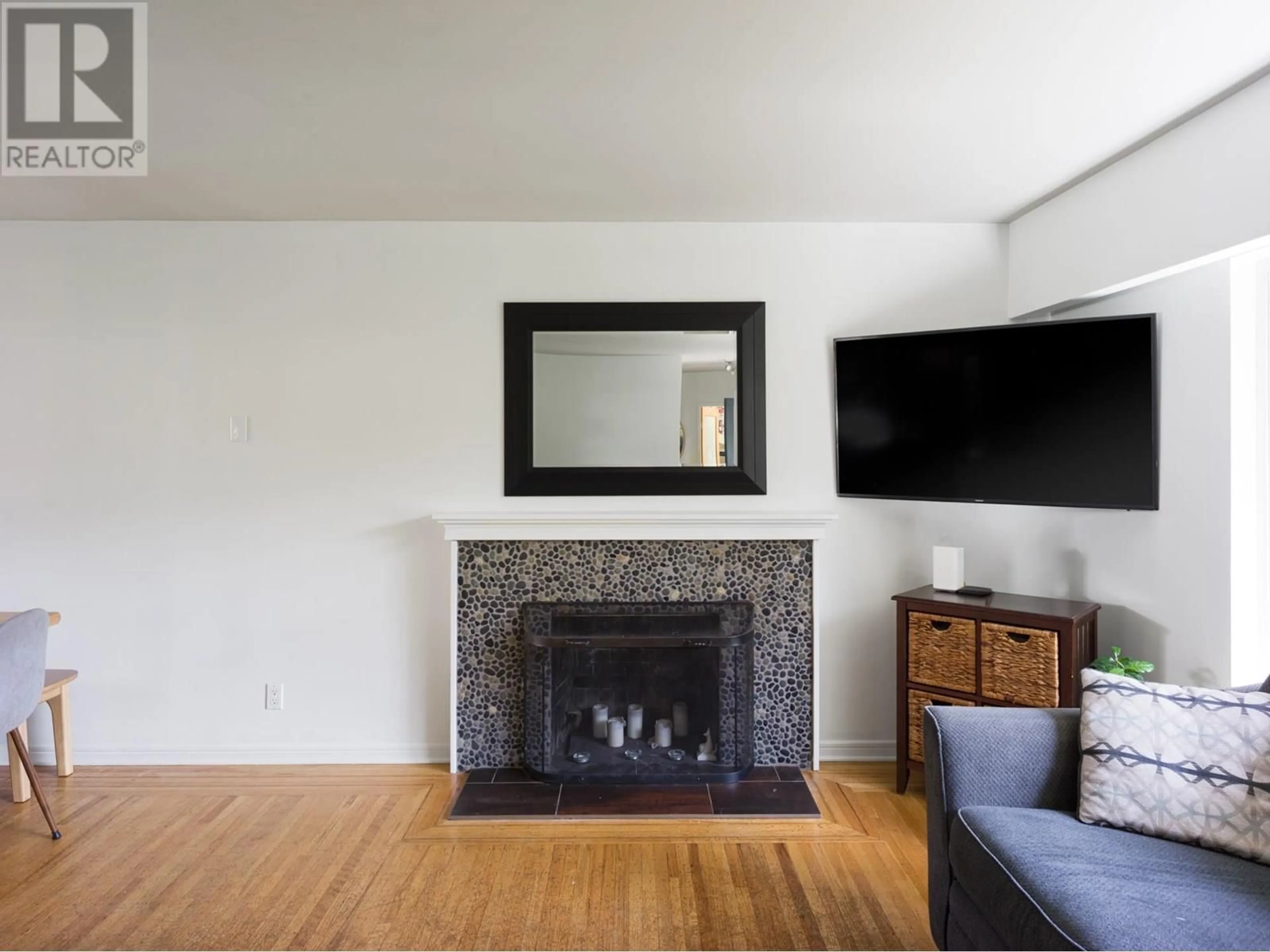 Living room with furniture, wood/laminate floor for 1240 SHAVINGTON STREET, North Vancouver British Columbia V7L1L2