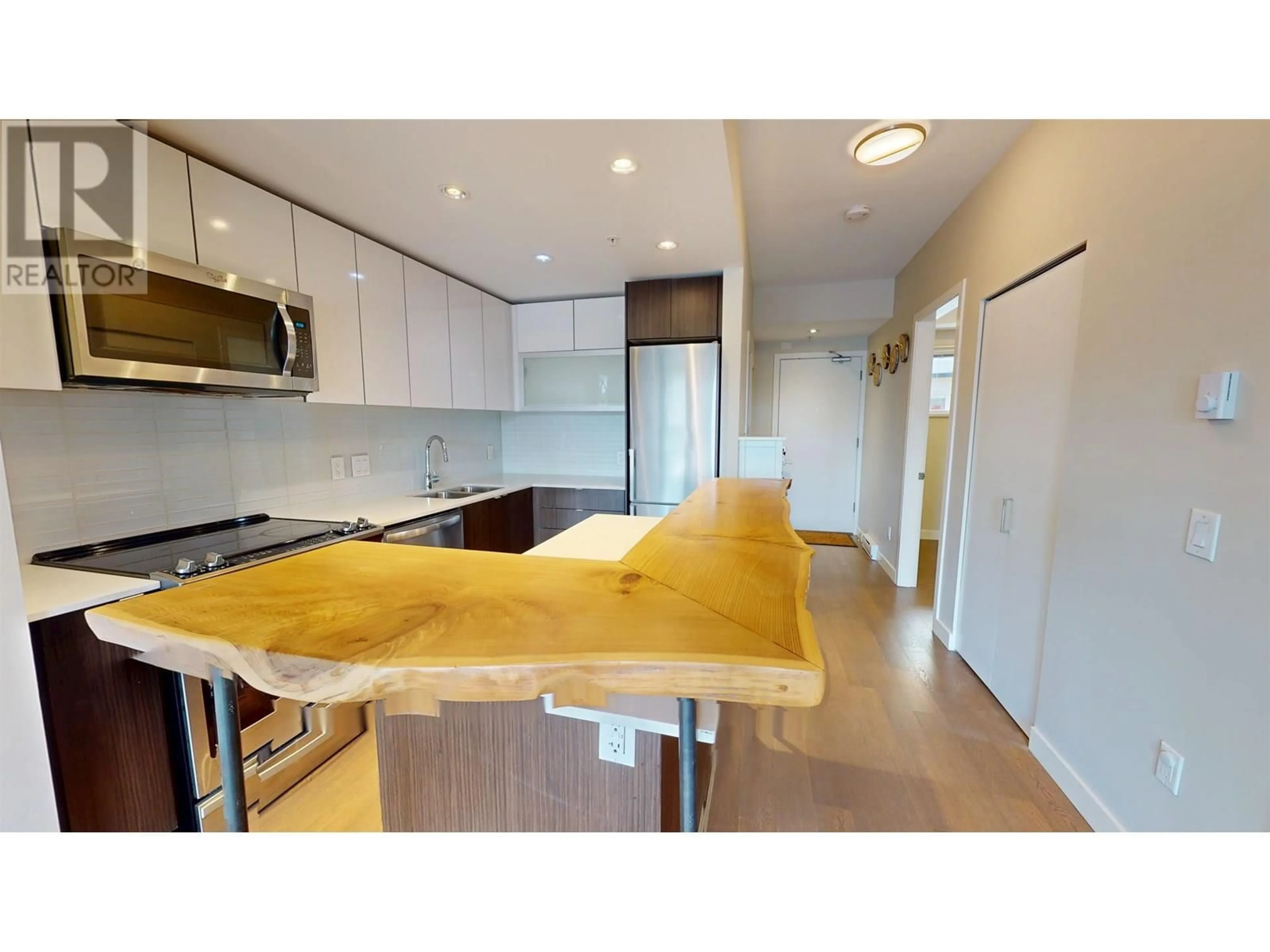 Open concept kitchen, wood/laminate floor for 312 - 688 19TH AVENUE, Vancouver British Columbia V5V1K2