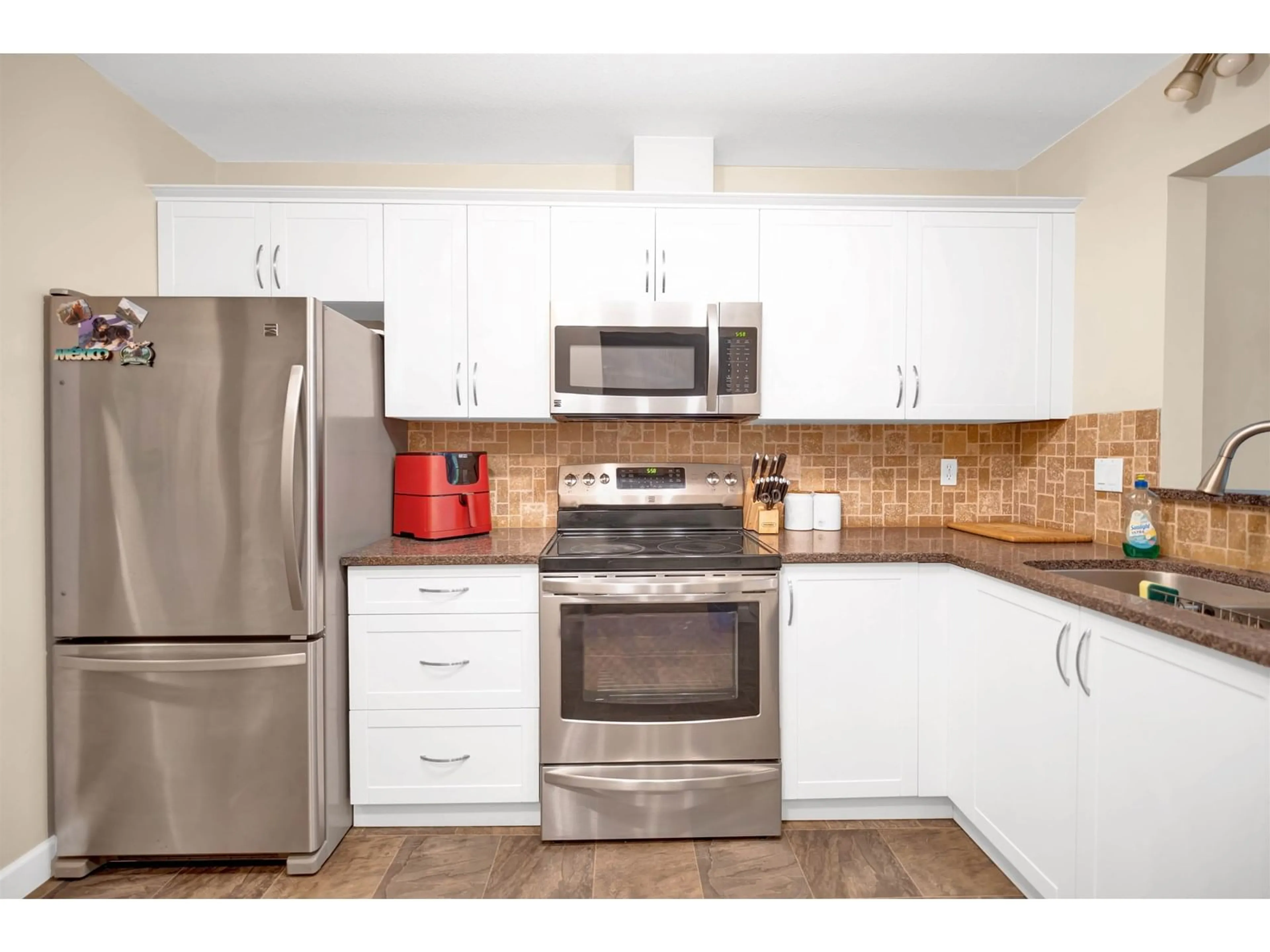 Standard kitchen, unknown for 107 - 5909 177B, Surrey British Columbia V3S4J7