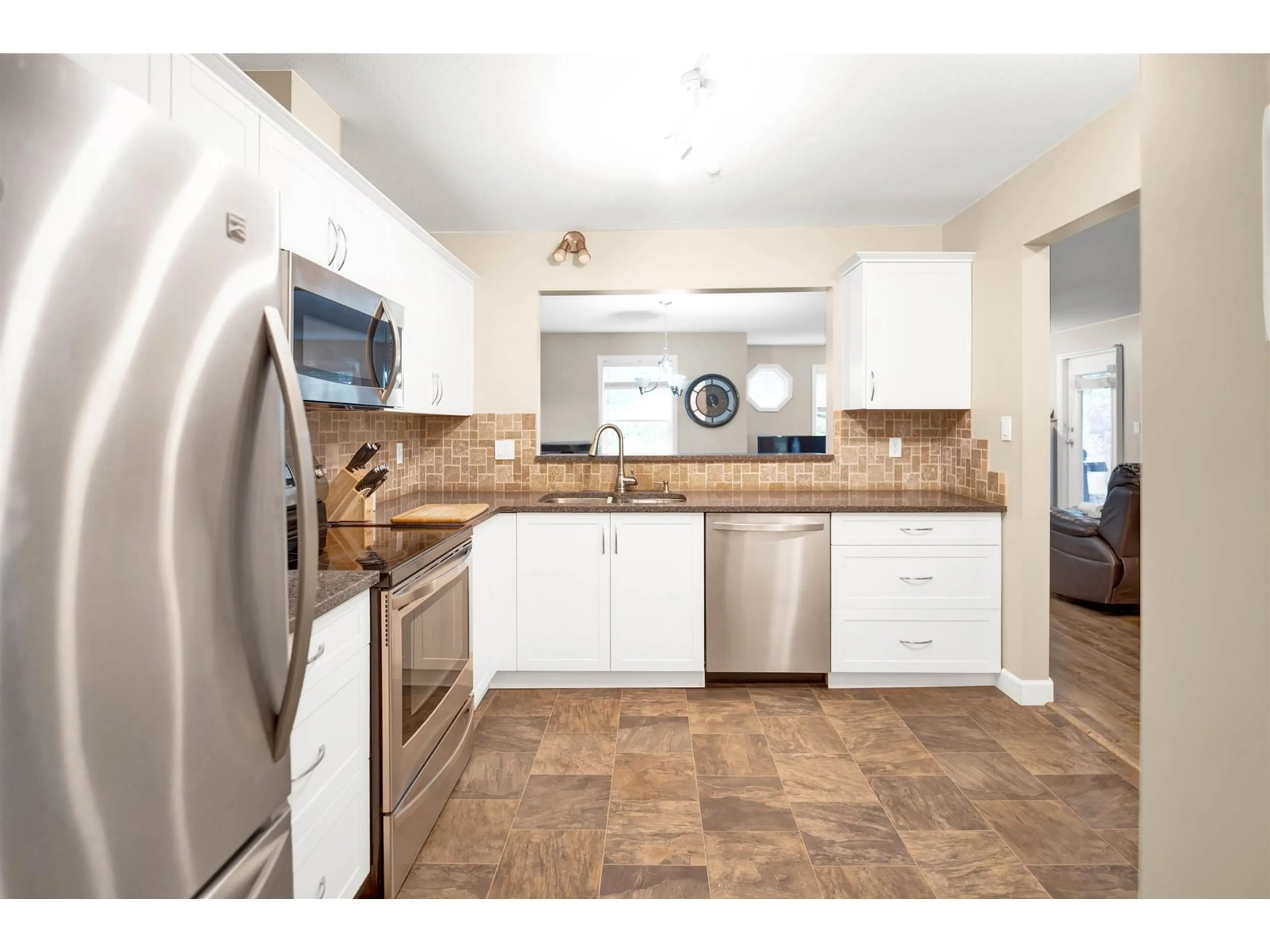 Open concept kitchen, ceramic/tile floor for 107 - 5909 177B, Surrey British Columbia V3S4J7