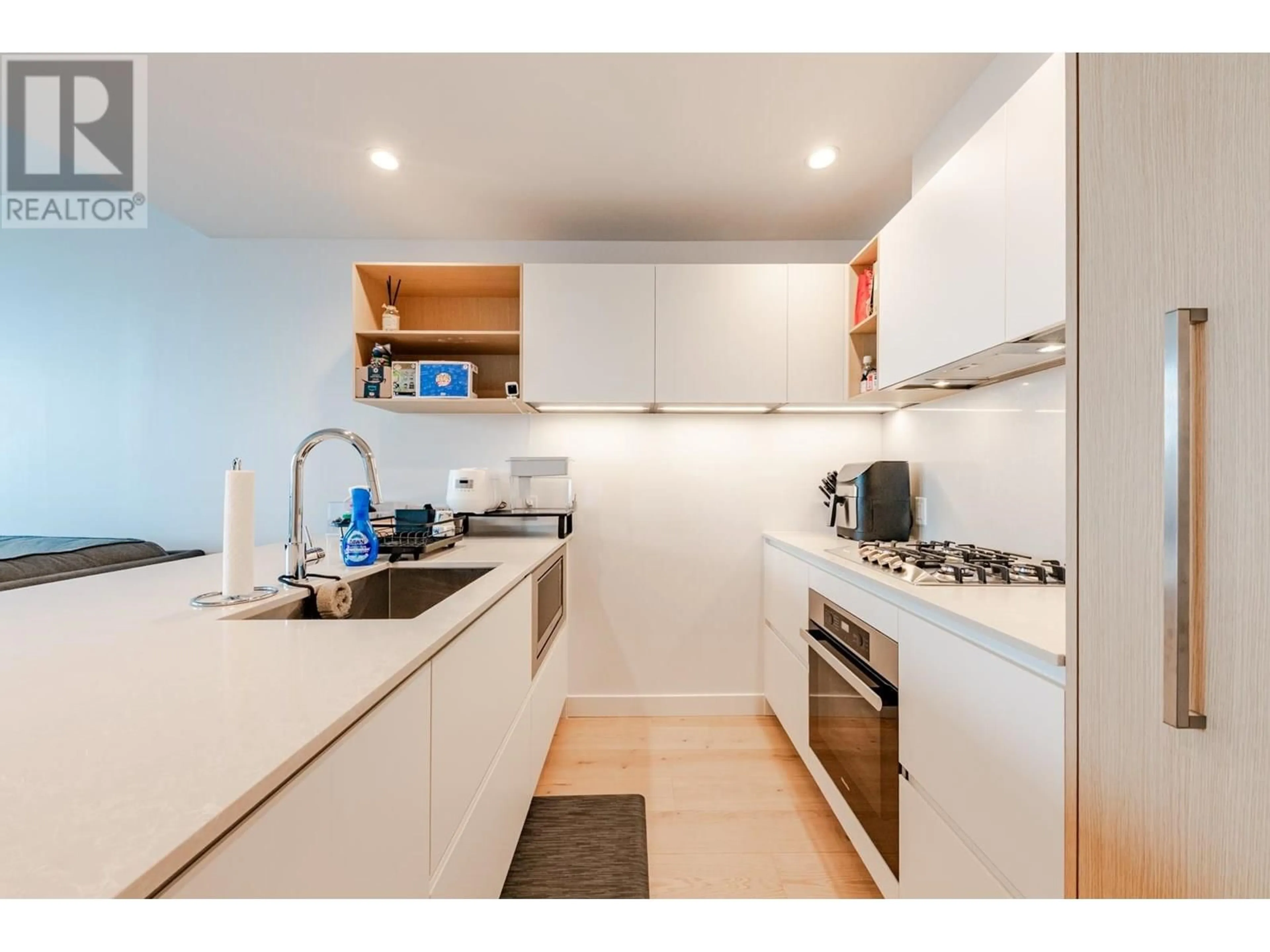 Standard kitchen, wood/laminate floor for 3905 - 6000 MCKAY AVENUE, Burnaby British Columbia V5H0K2