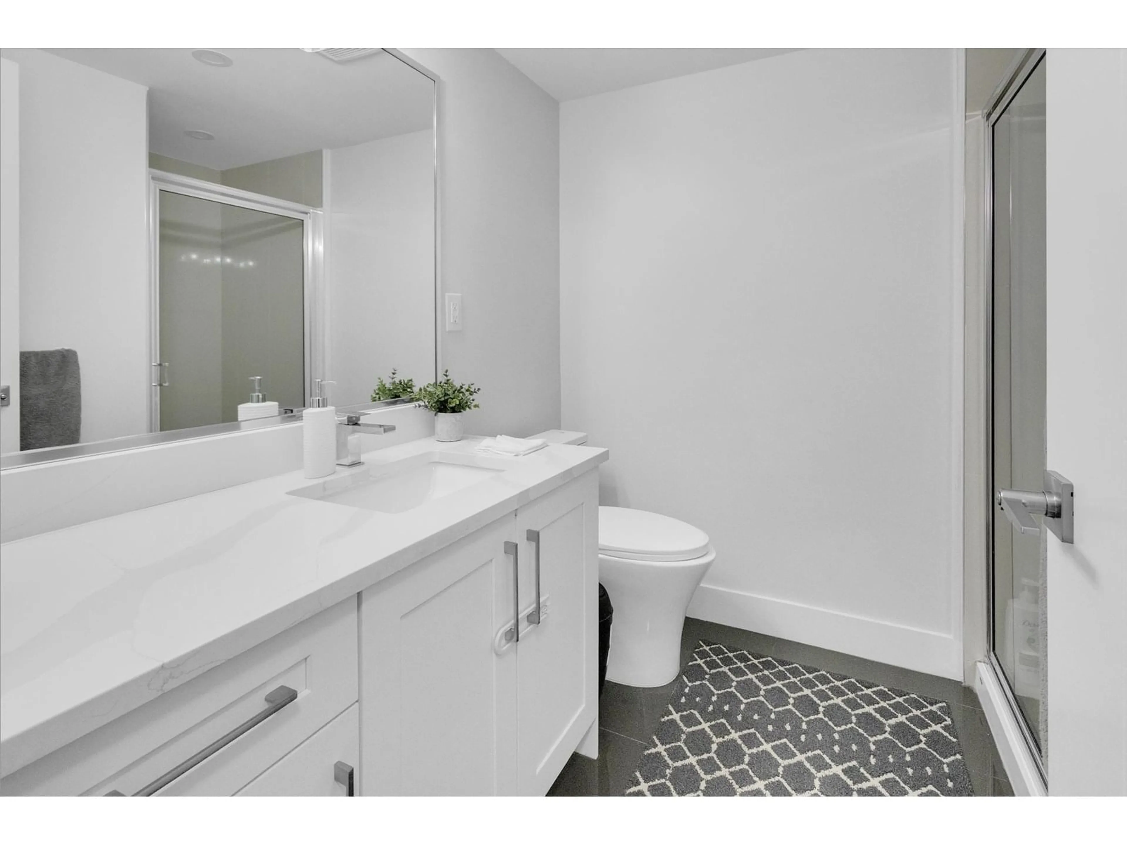 Standard bathroom, ceramic/tile floor for 22 - 19631 55A, Langley British Columbia V3A0L5