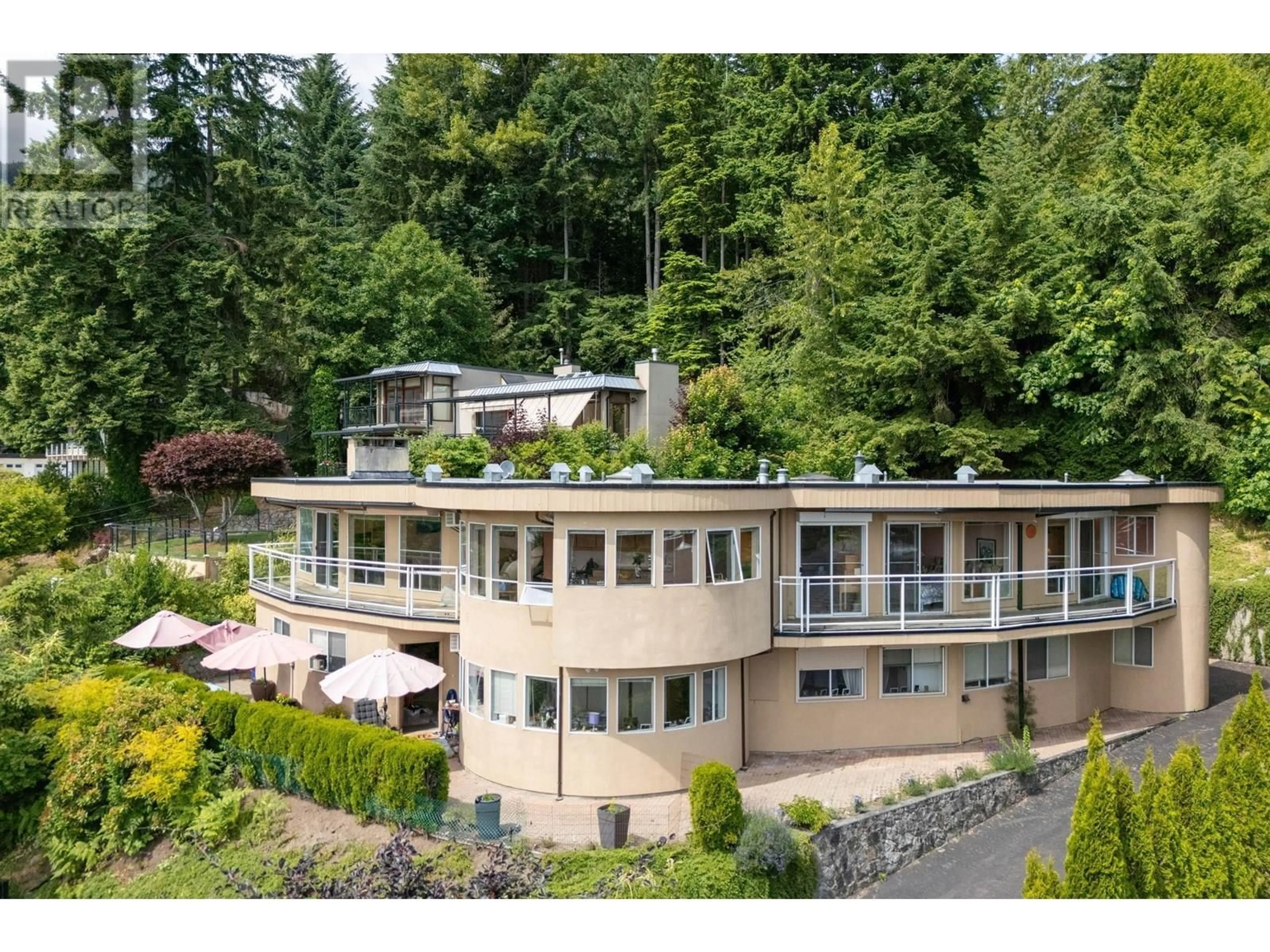 A pic from outside/outdoor area/front of a property/back of a property/a pic from drone, unknown for 2735 SKILIFT PLACE, West Vancouver British Columbia V7S2T6