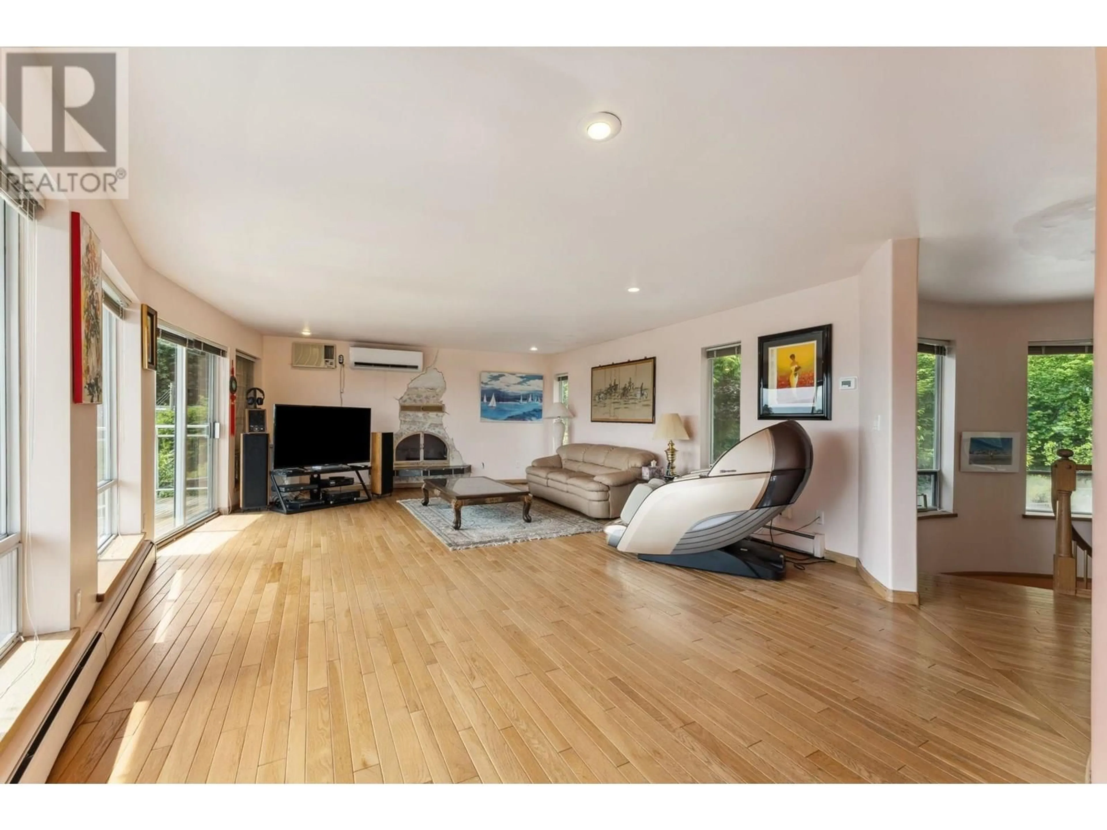 Living room with furniture, wood/laminate floor for 2735 SKILIFT PLACE, West Vancouver British Columbia V7S2T6