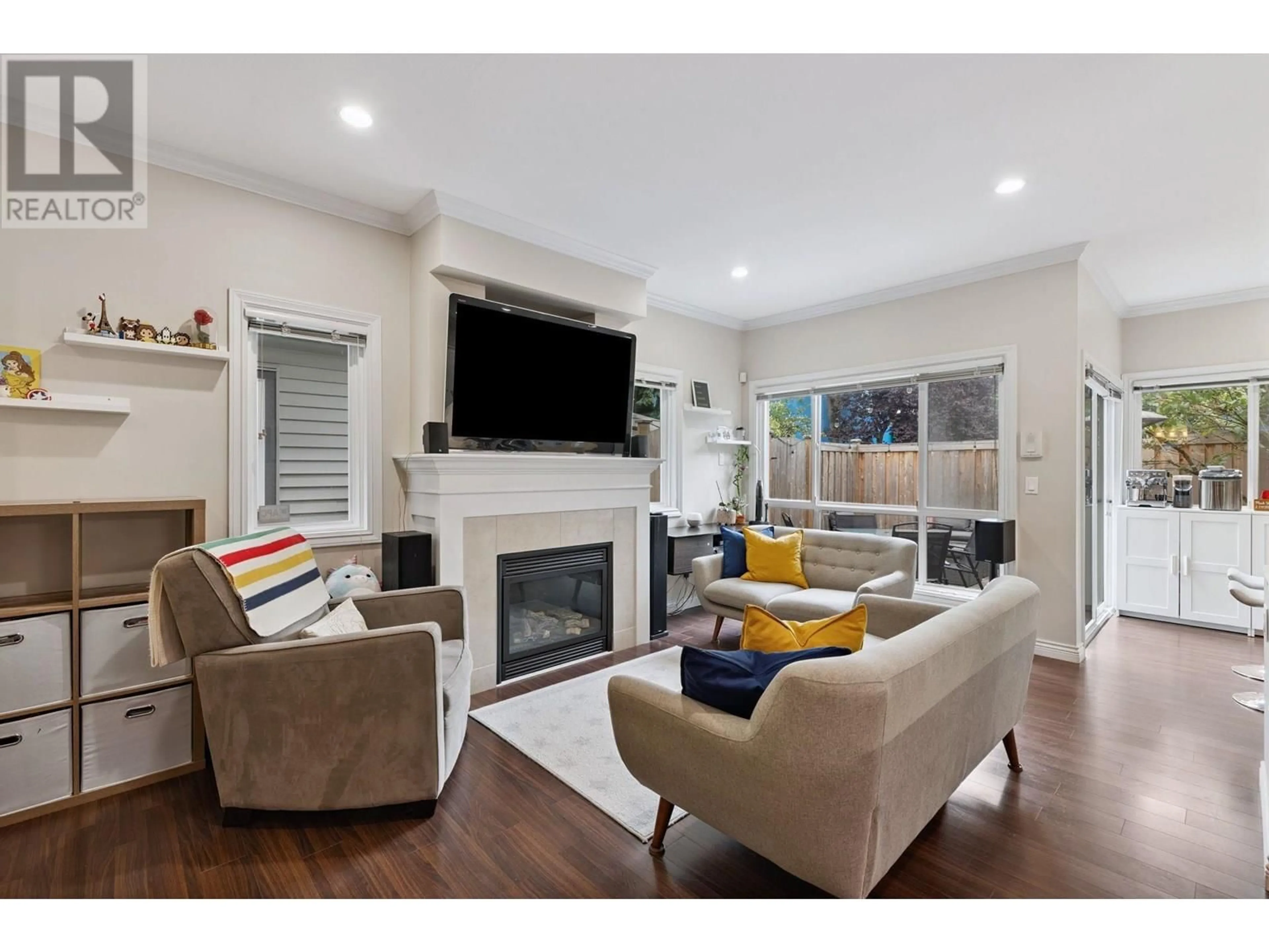 Living room with furniture, wood/laminate floor for 6 - 11100 NO. 1 ROAD, Richmond British Columbia V7E1S5