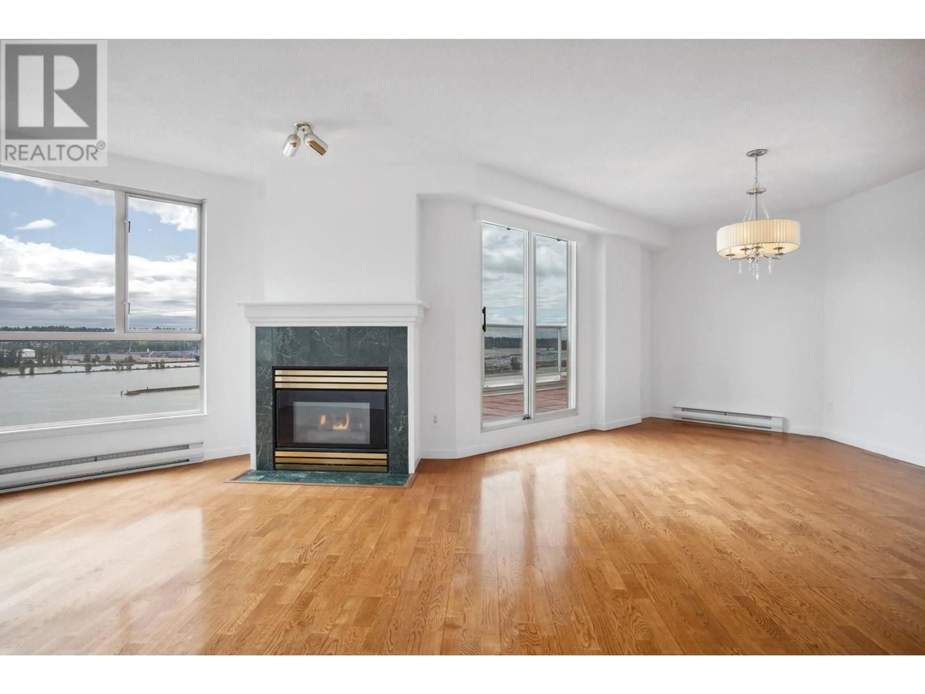 Living room with furniture, wood/laminate floor for 1701 - 1185 QUAYSIDE DRIVE, New Westminster British Columbia V3M6T8