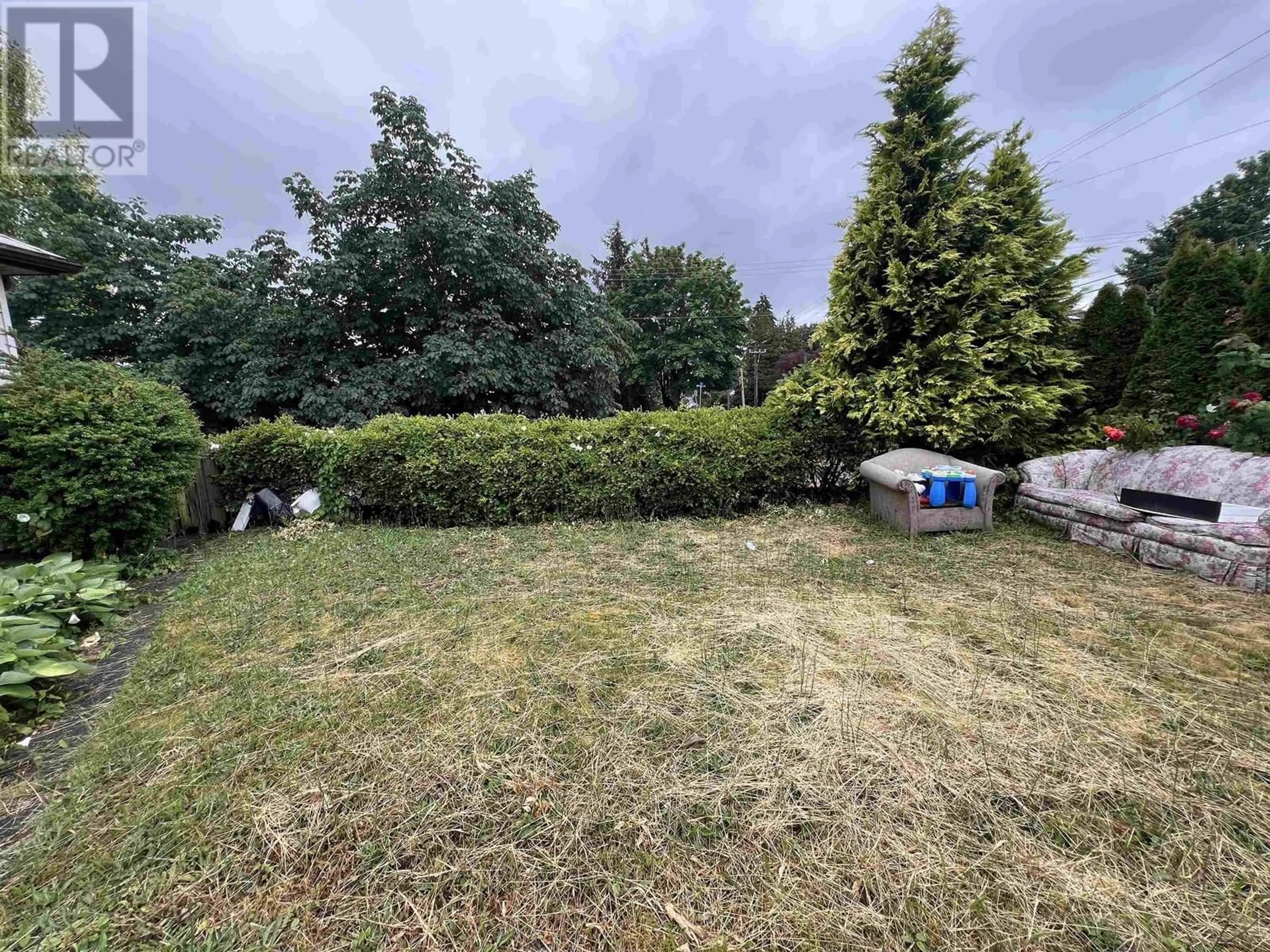 A pic from outside/outdoor area/front of a property/back of a property/a pic from drone, forest/trees view for 1224 SIXTH AVENUE, New Westminster British Columbia V3M2C2
