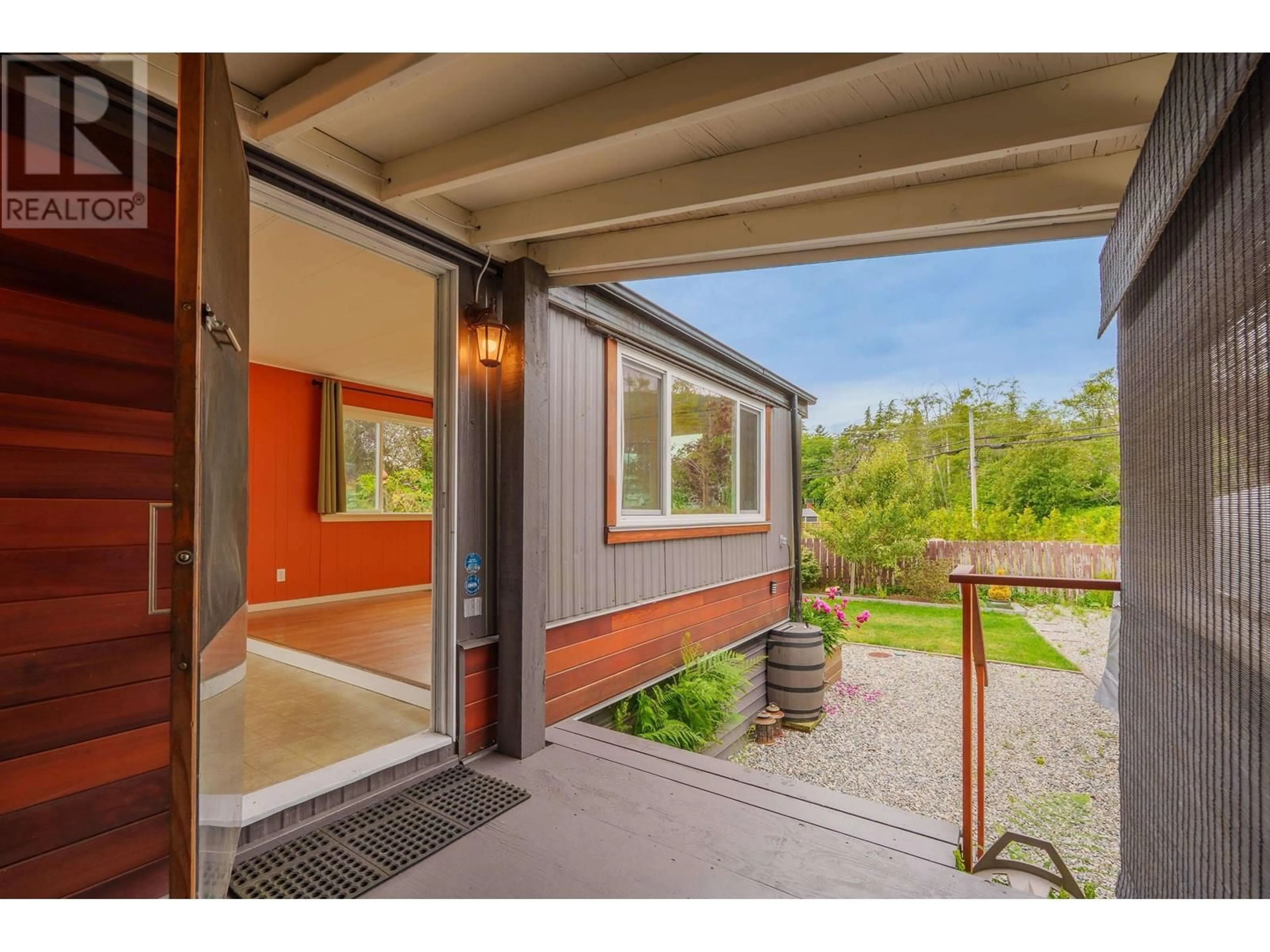 Indoor entryway for 5 - 1413 SUNSHINE COAST HIGHWAY, Gibsons British Columbia V0N1V5