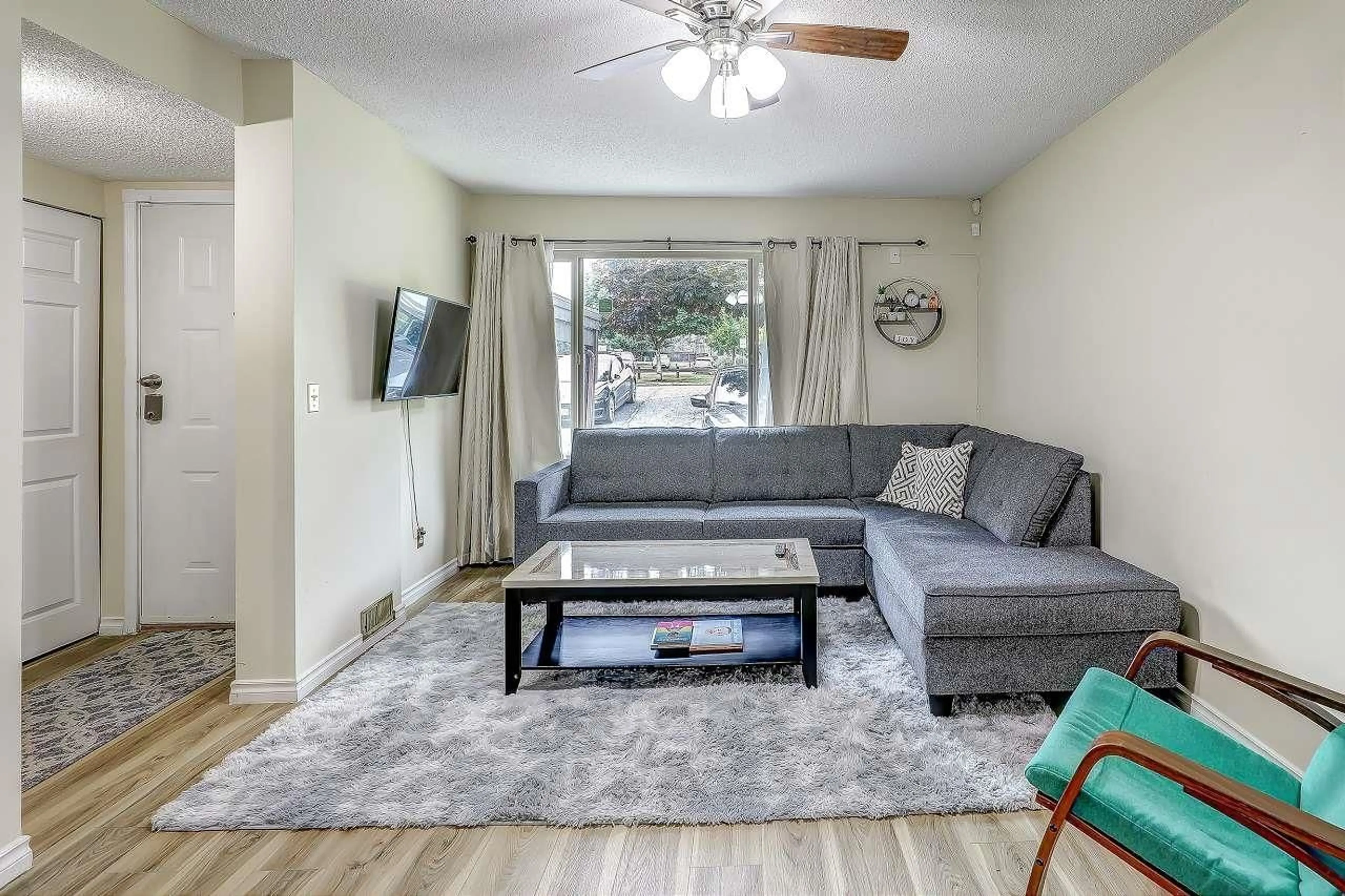 Living room with furniture, unknown for 6928 134, Surrey British Columbia V3W4S9
