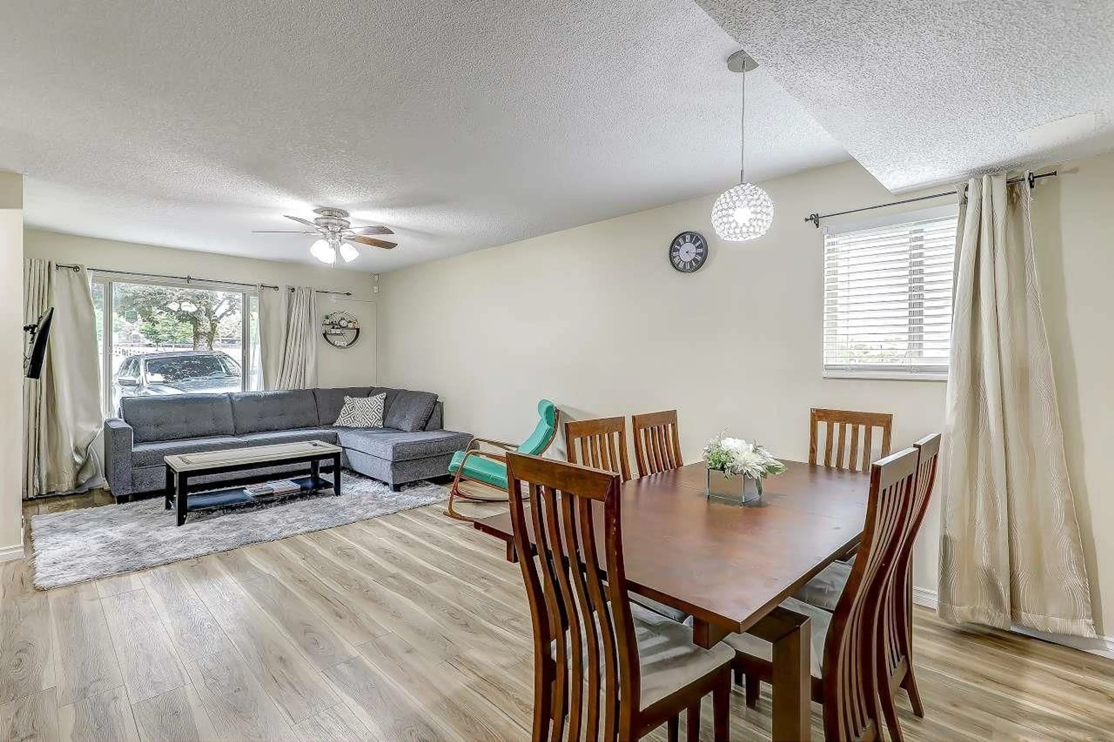 Living room with furniture, wood/laminate floor for 6928 134, Surrey British Columbia V3W4S9