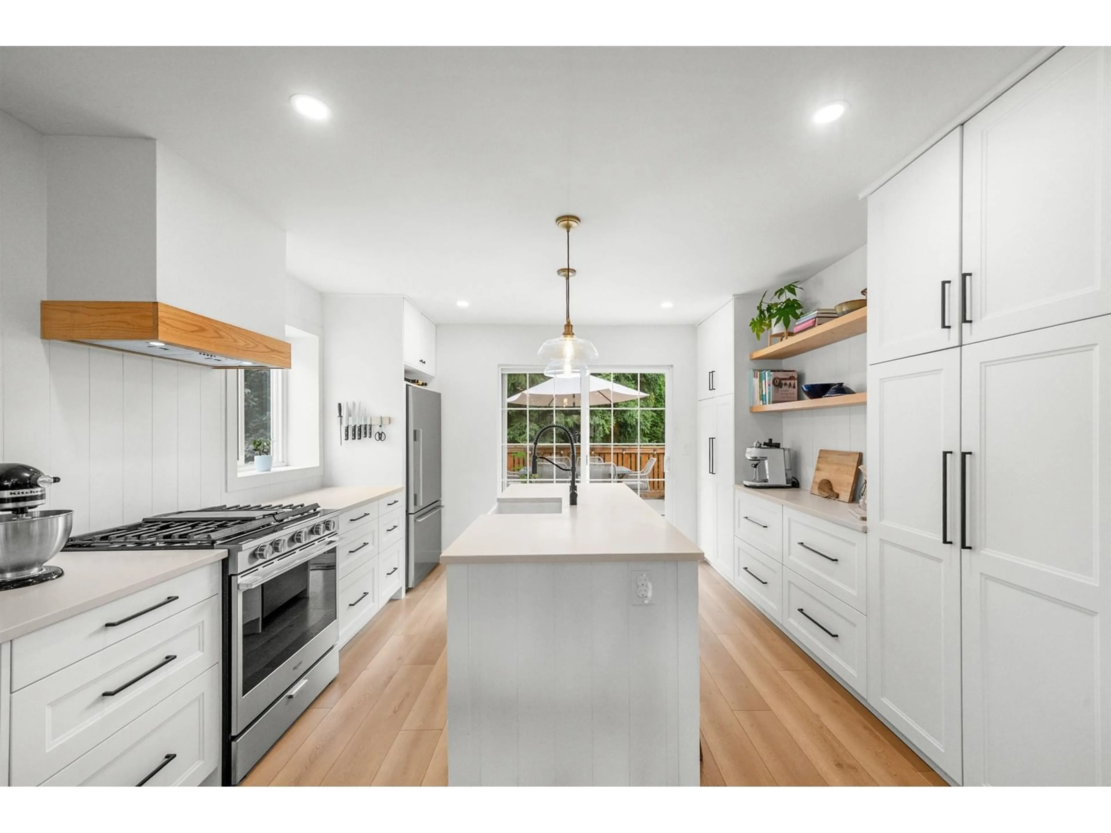 Open concept kitchen, wood/laminate floor for 20962 93A, Langley British Columbia V1M1R8