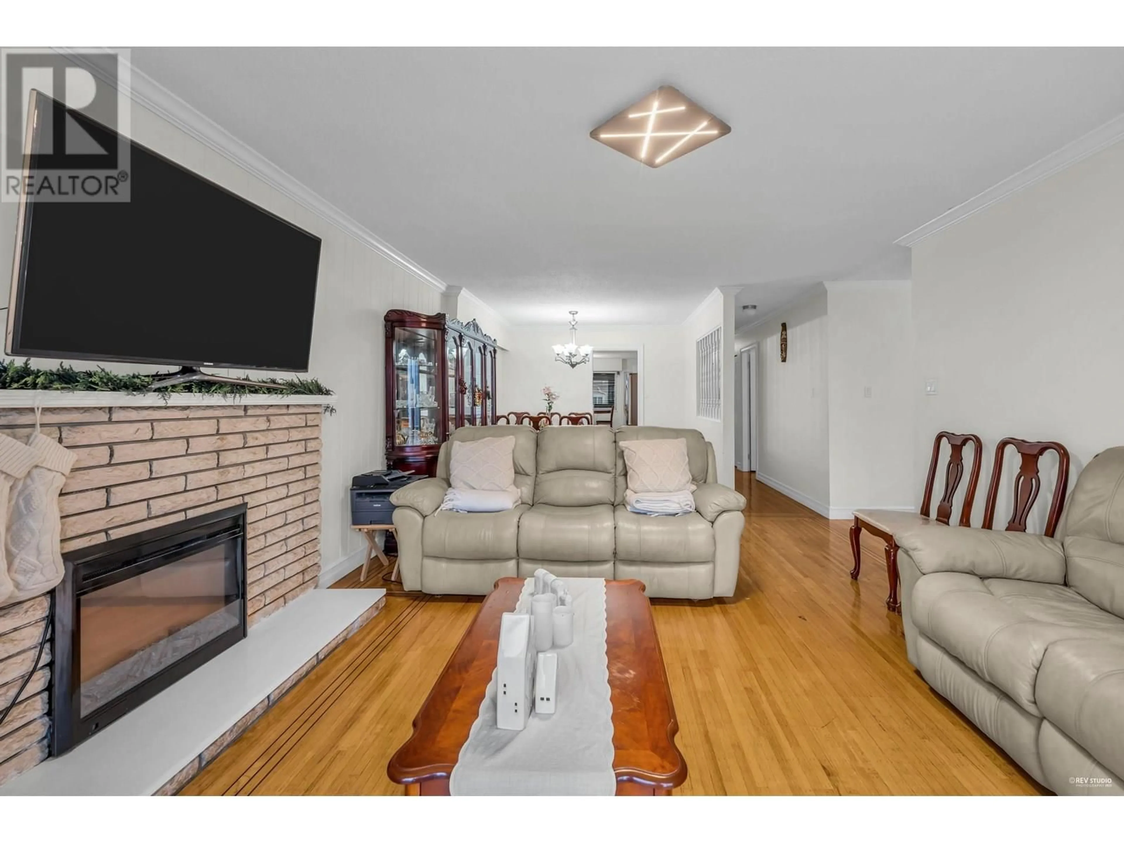 Living room with furniture, wood/laminate floor for 1237 64TH AVENUE, Vancouver British Columbia V5X2N8