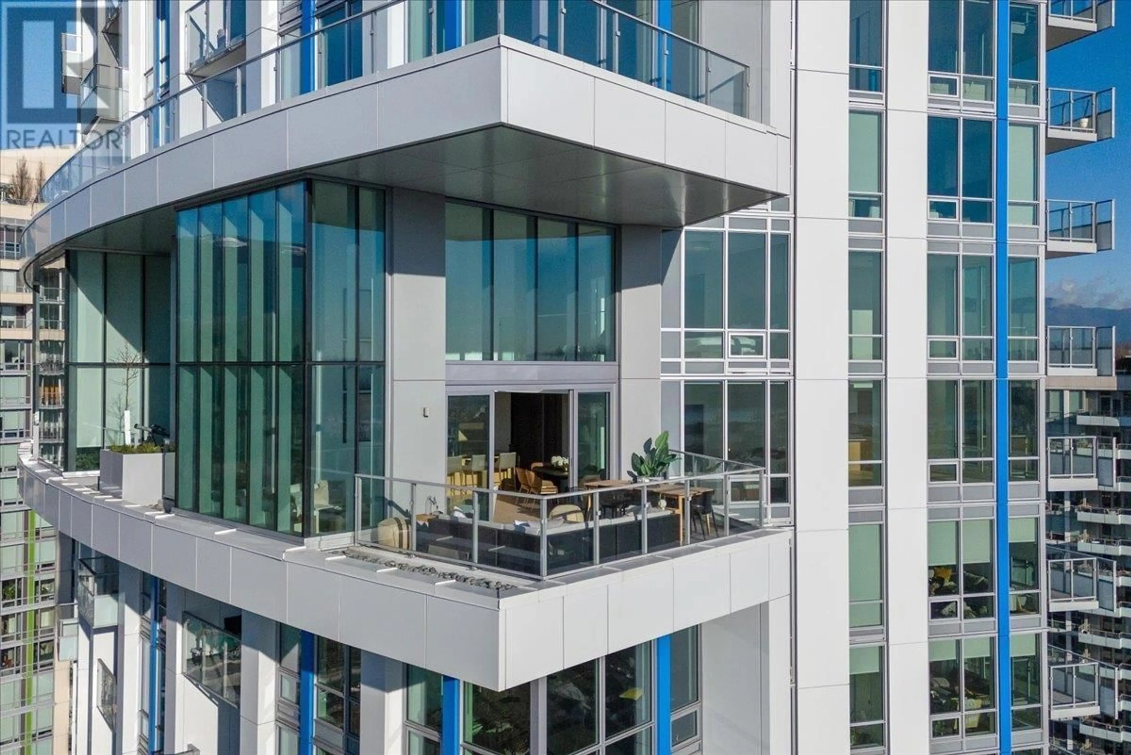 Indoor foyer for 2405 - 1500 FERN STREET, North Vancouver British Columbia V7J0E6