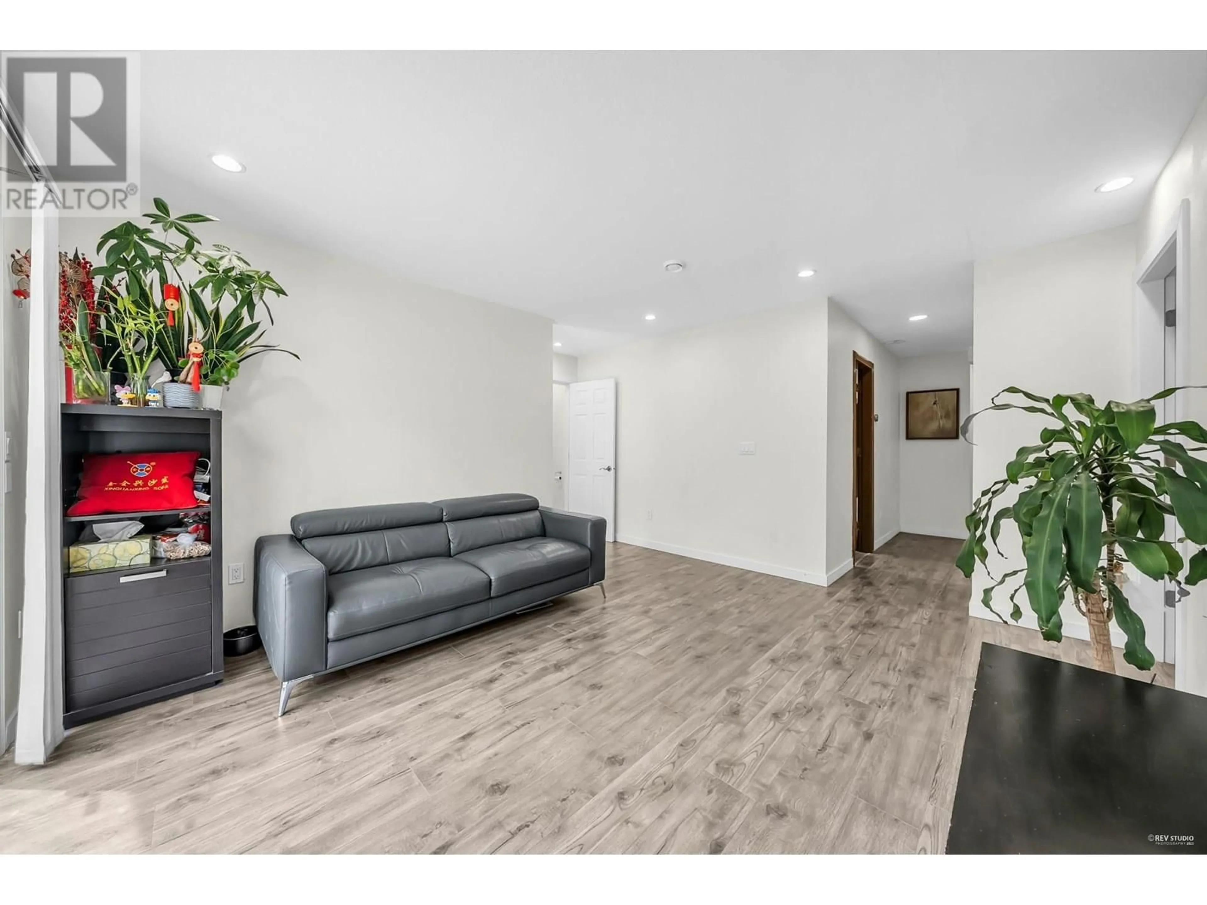 Living room with furniture, wood/laminate floor for 7549 10TH AVENUE, Burnaby British Columbia V3N2S1