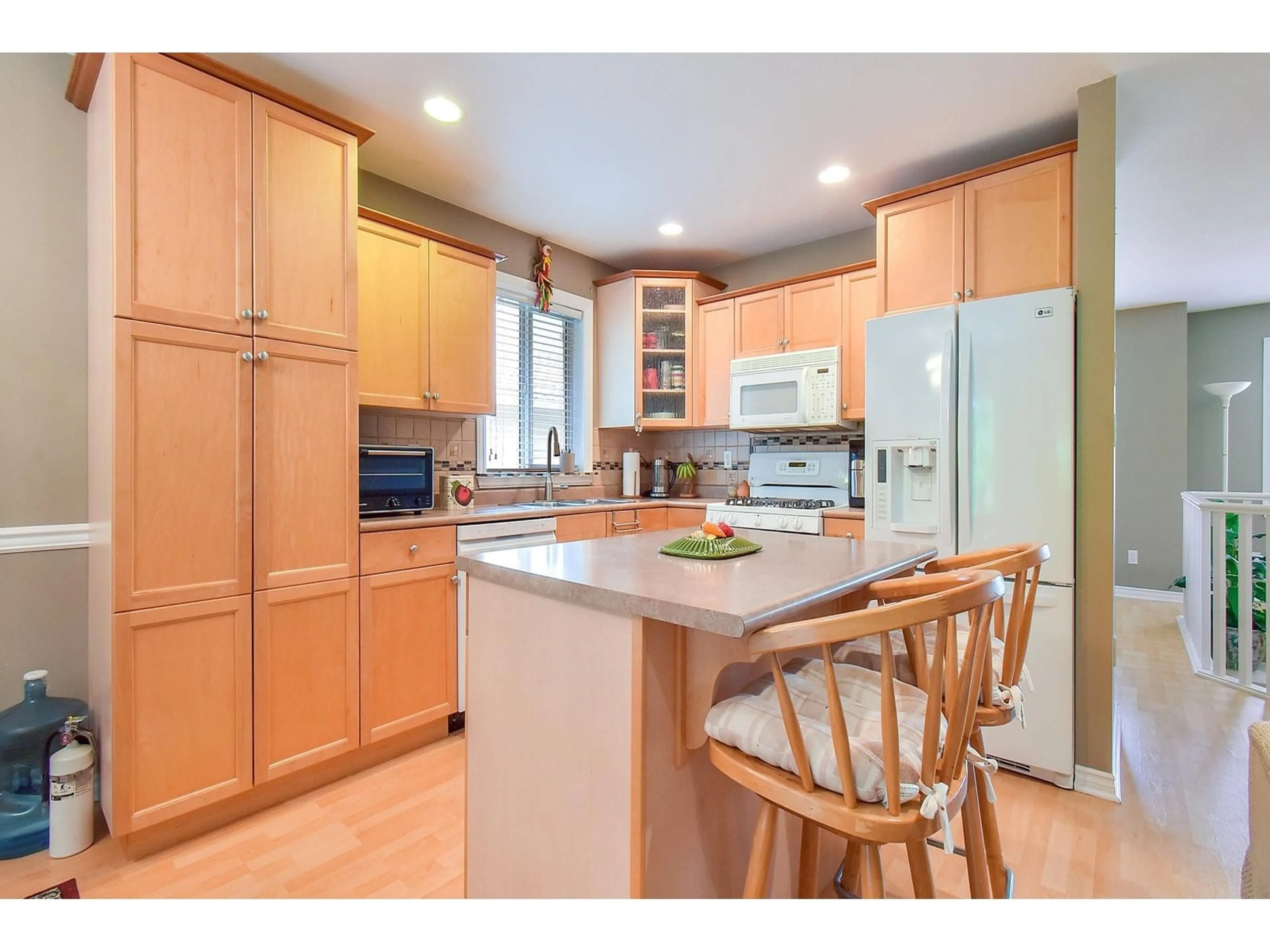 Standard kitchen, unknown for 35106 LABURNUM, Abbotsford British Columbia V2S8K3