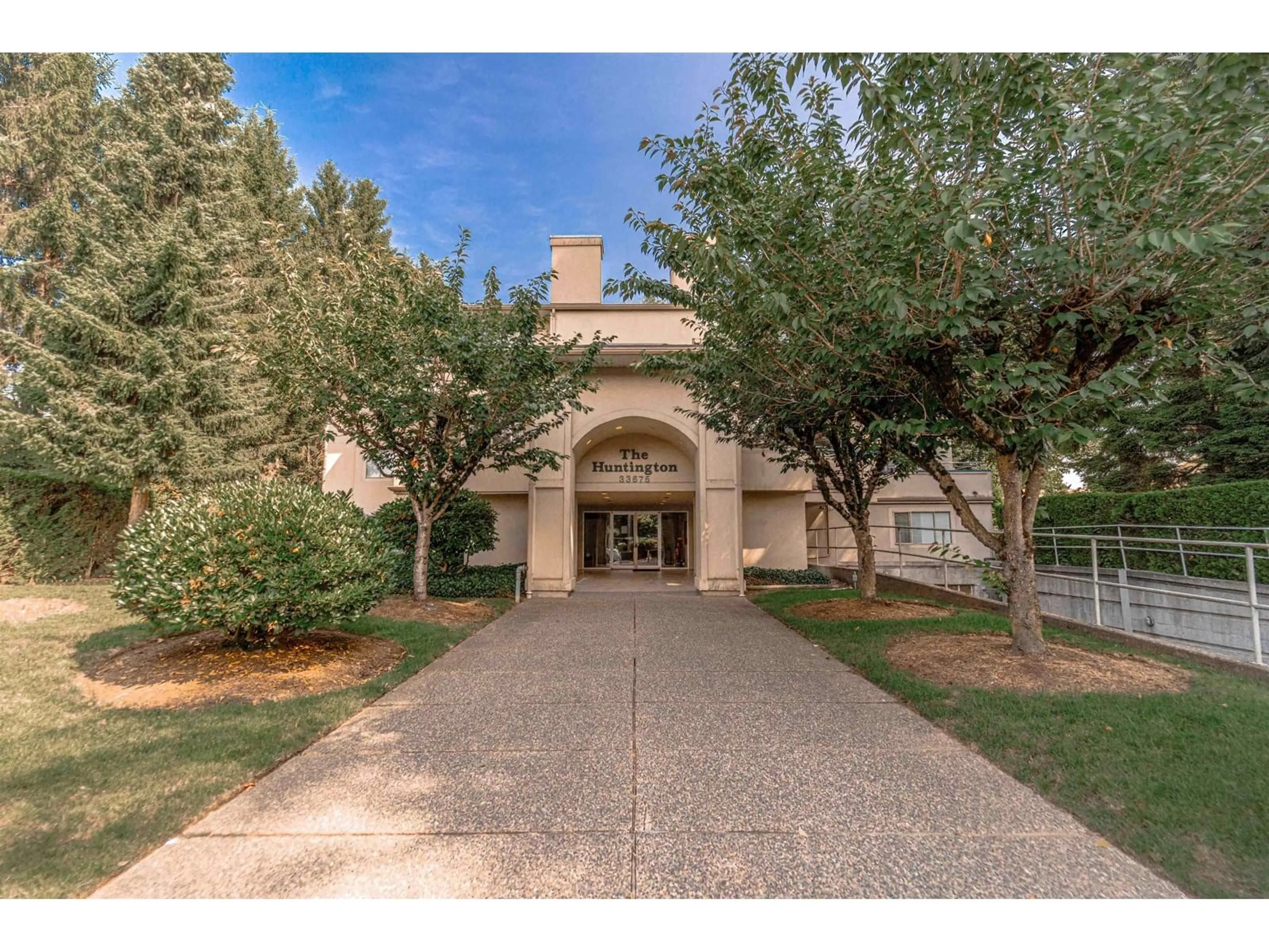 Indoor foyer for 102 - 33675 MARSHALL, Abbotsford British Columbia V2S1L4