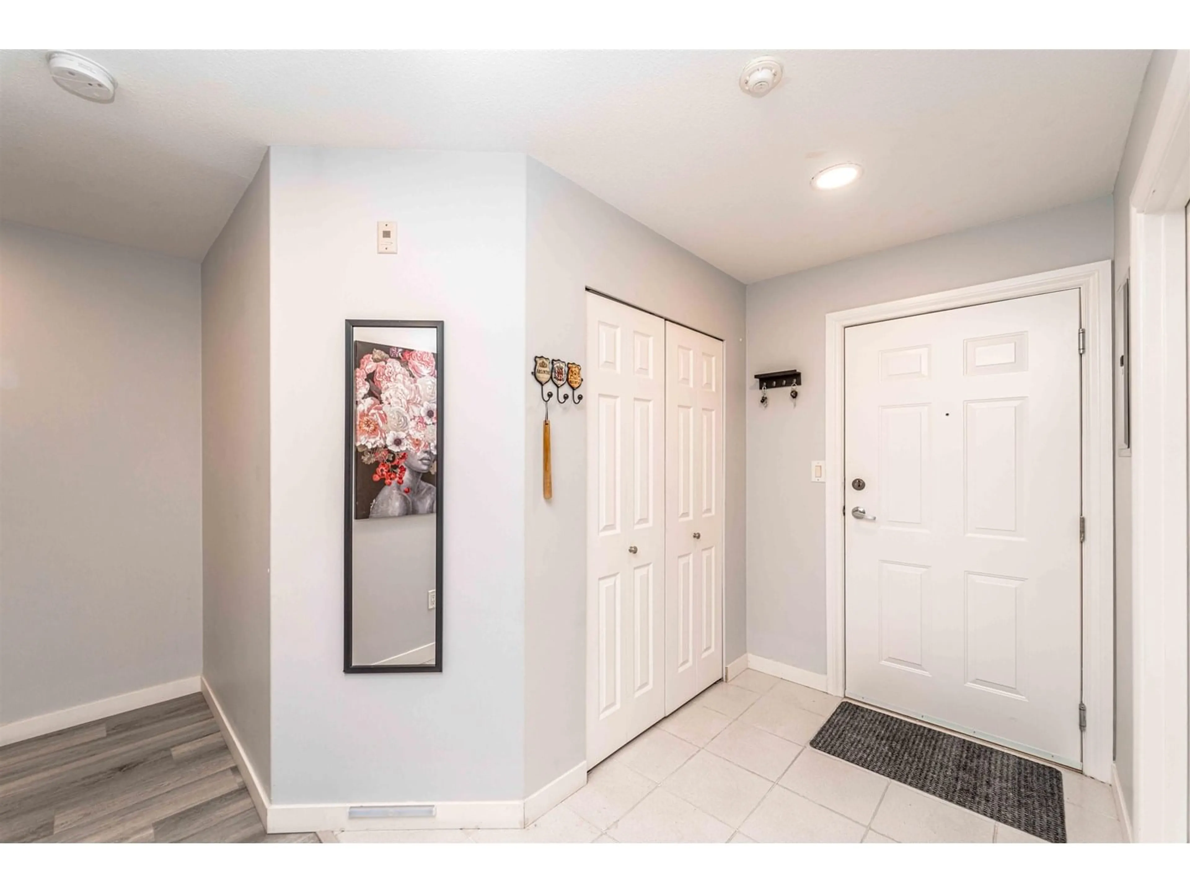 Indoor entryway for 102 - 33675 MARSHALL, Abbotsford British Columbia V2S1L4