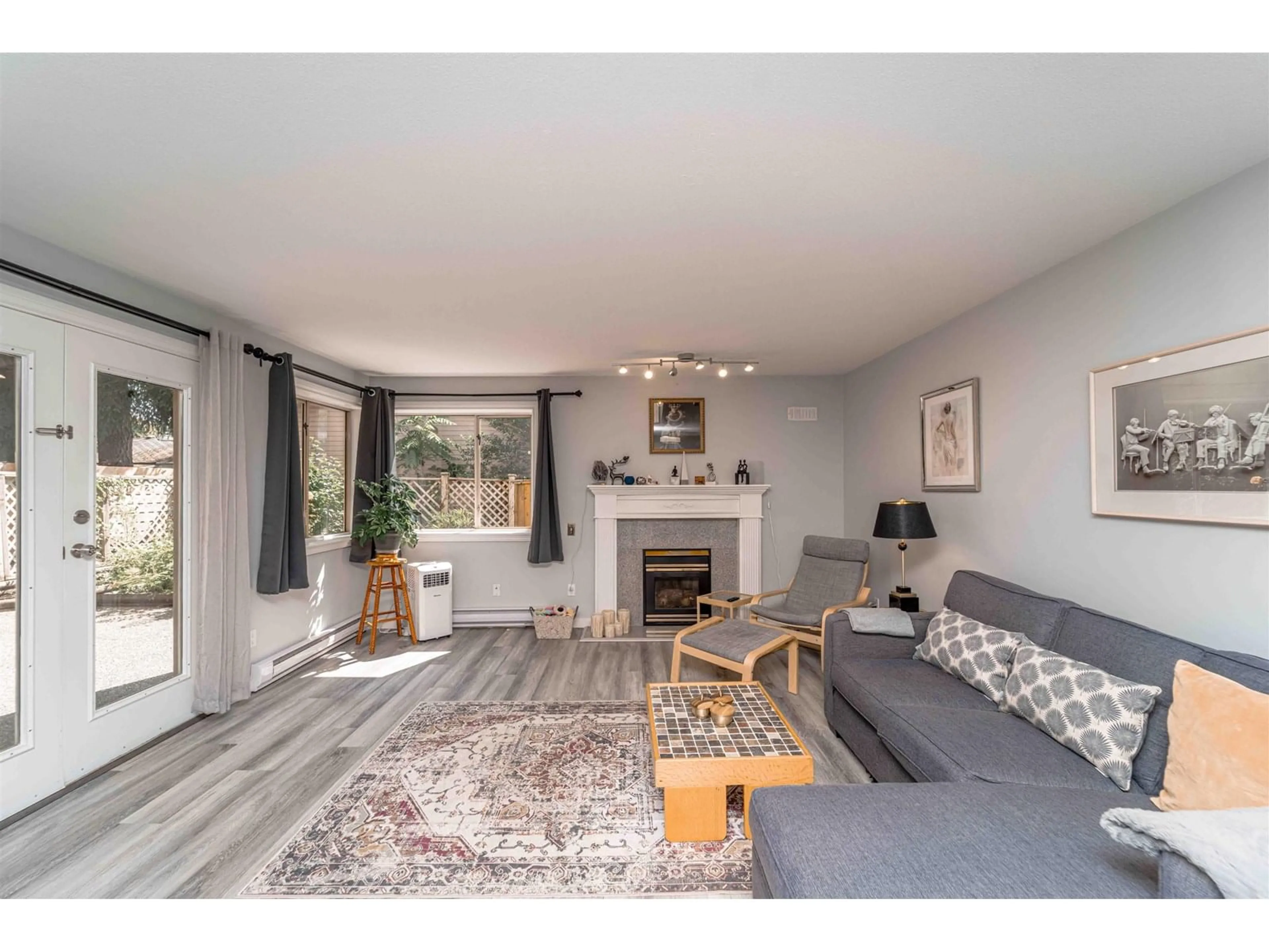 Living room with furniture, wood/laminate floor for 102 - 33675 MARSHALL, Abbotsford British Columbia V2S1L4