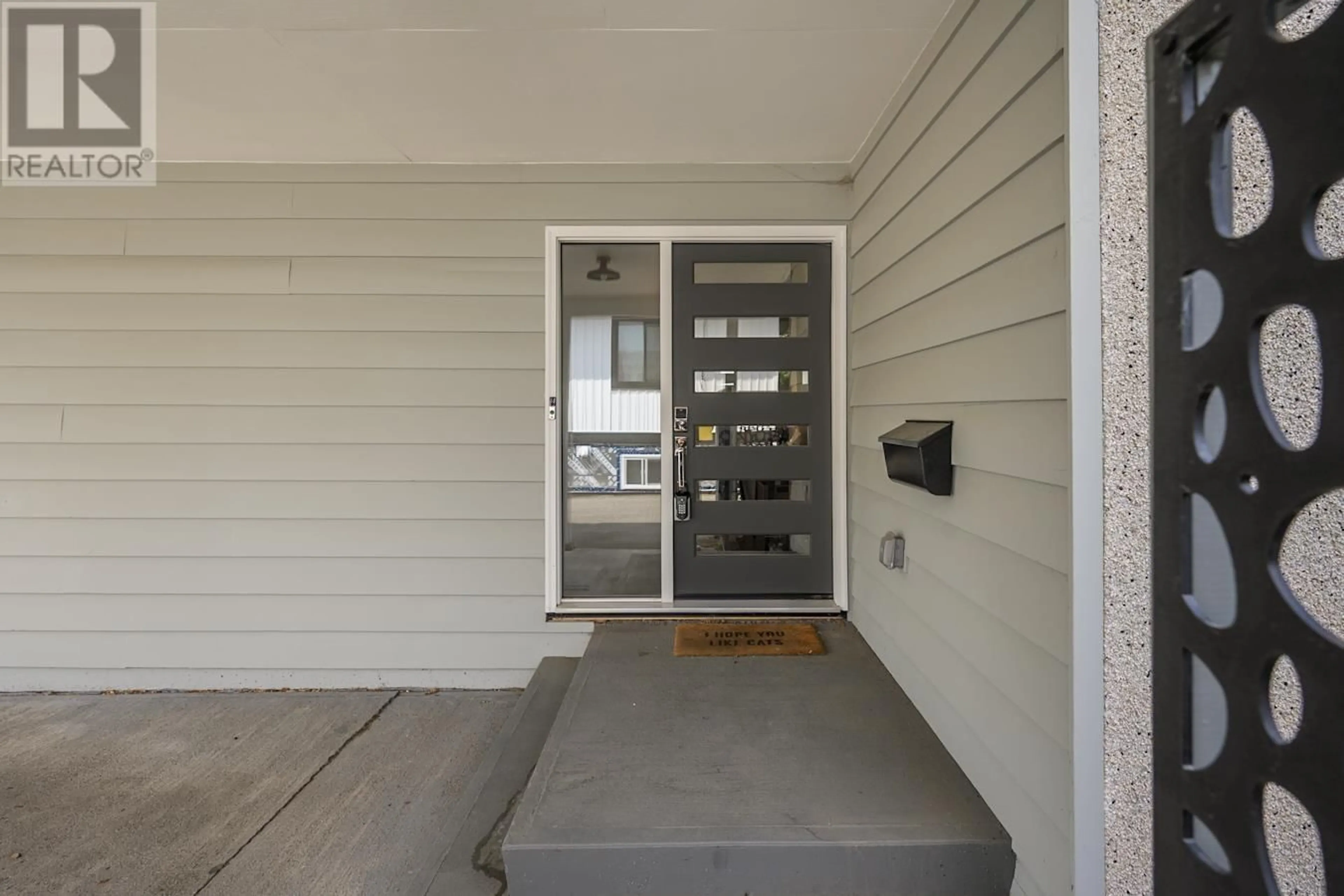 Indoor entryway for 597 DOUGLAS STREET, Prince George British Columbia V2M2M5