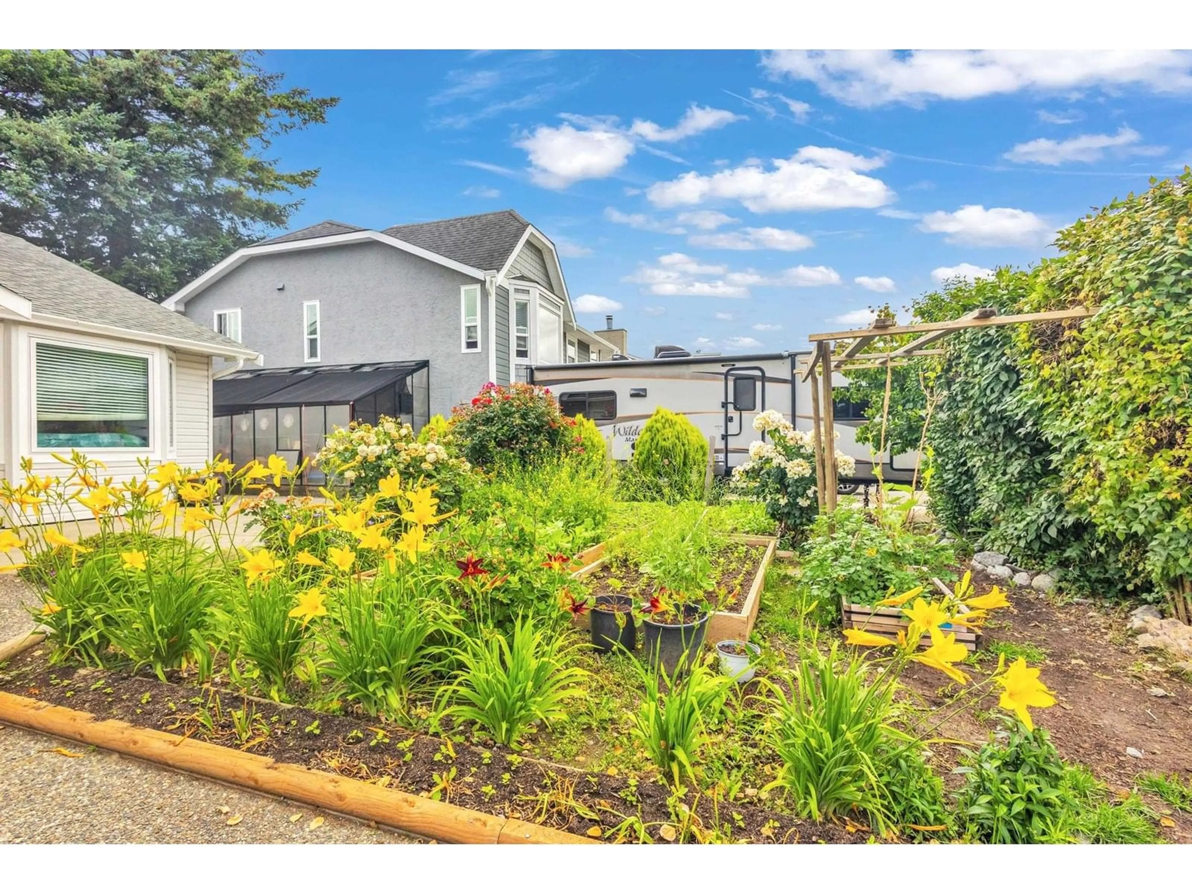 A pic from outside/outdoor area/front of a property/back of a property/a pic from drone, street for 45763 TIMOTHY AVENUE, Chilliwack British Columbia V2R2S3
