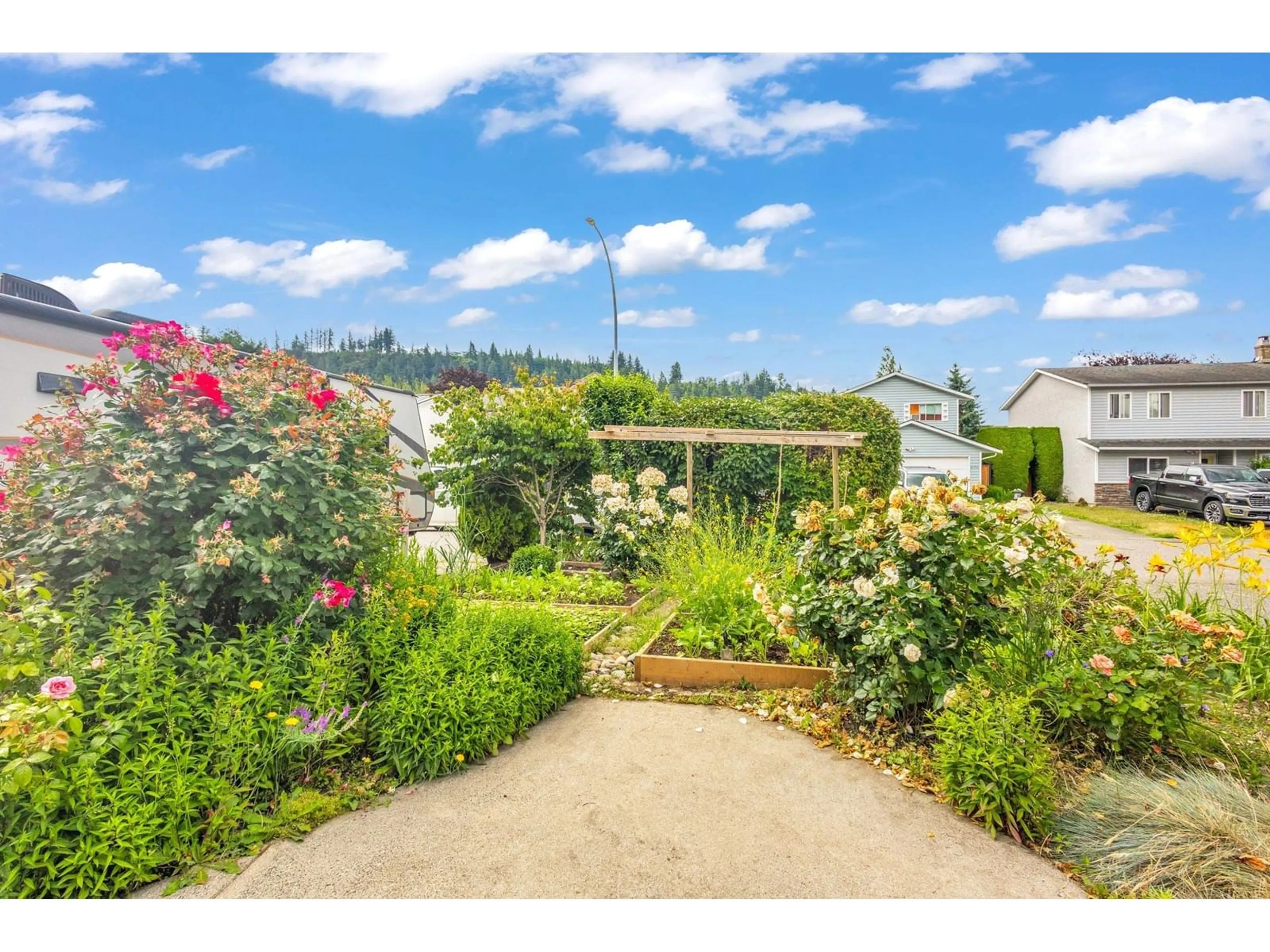 A pic from outside/outdoor area/front of a property/back of a property/a pic from drone, street for 45763 TIMOTHY AVENUE, Chilliwack British Columbia V2R2S3