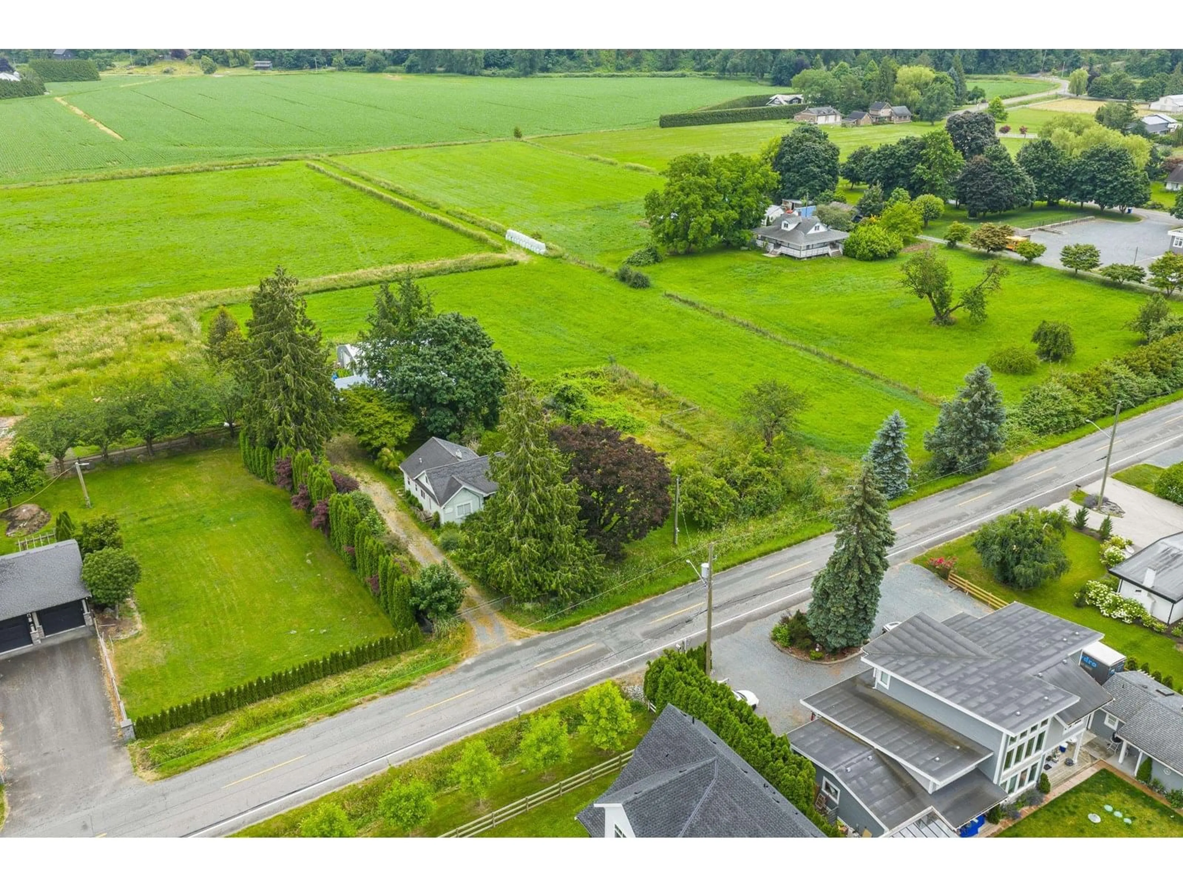 A pic from outside/outdoor area/front of a property/back of a property/a pic from drone, street for 394 ARNOLD, Abbotsford British Columbia V3G1S4