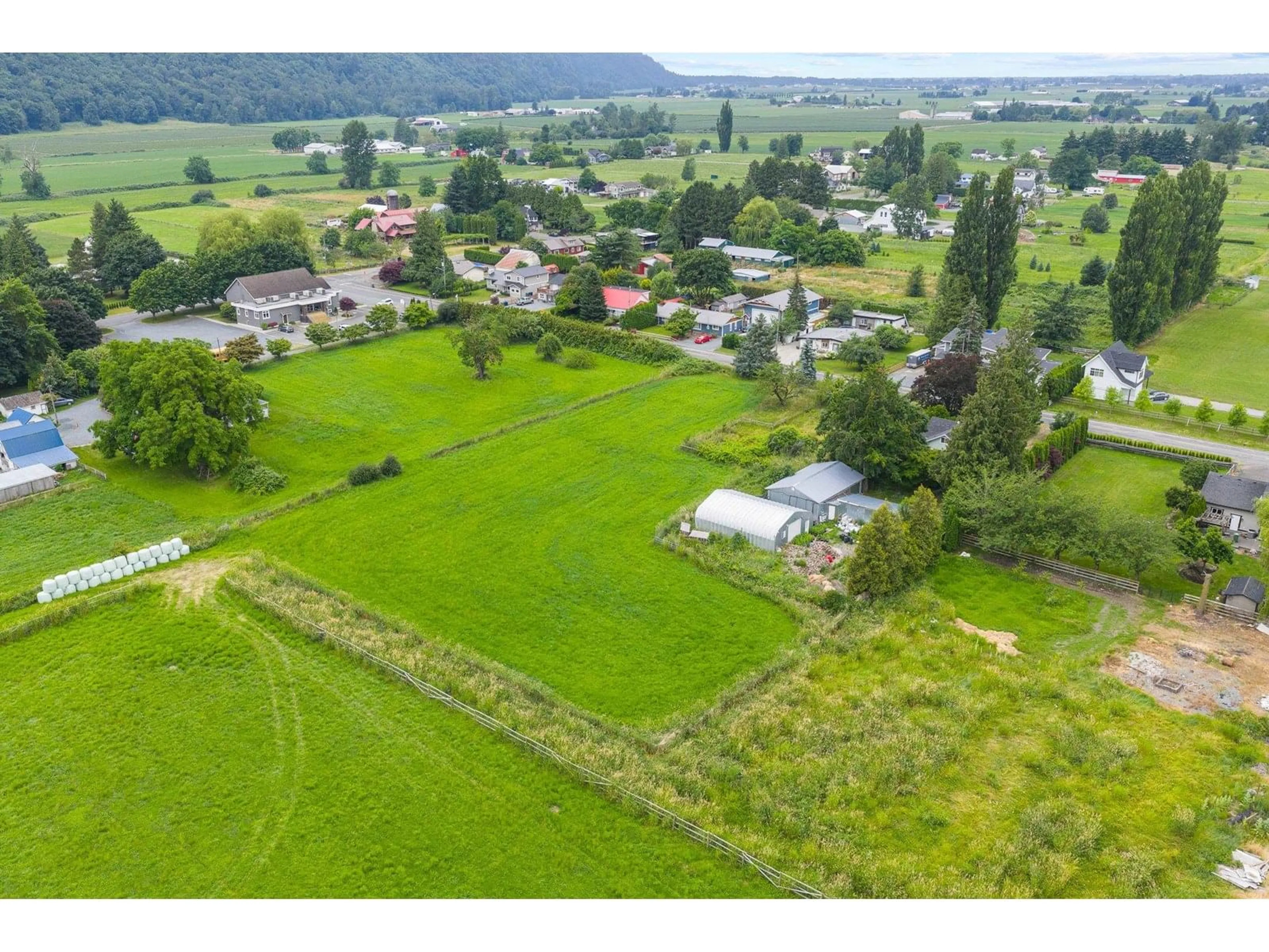 A pic from outside/outdoor area/front of a property/back of a property/a pic from drone, mountain view for 394 ARNOLD, Abbotsford British Columbia V3G1S4