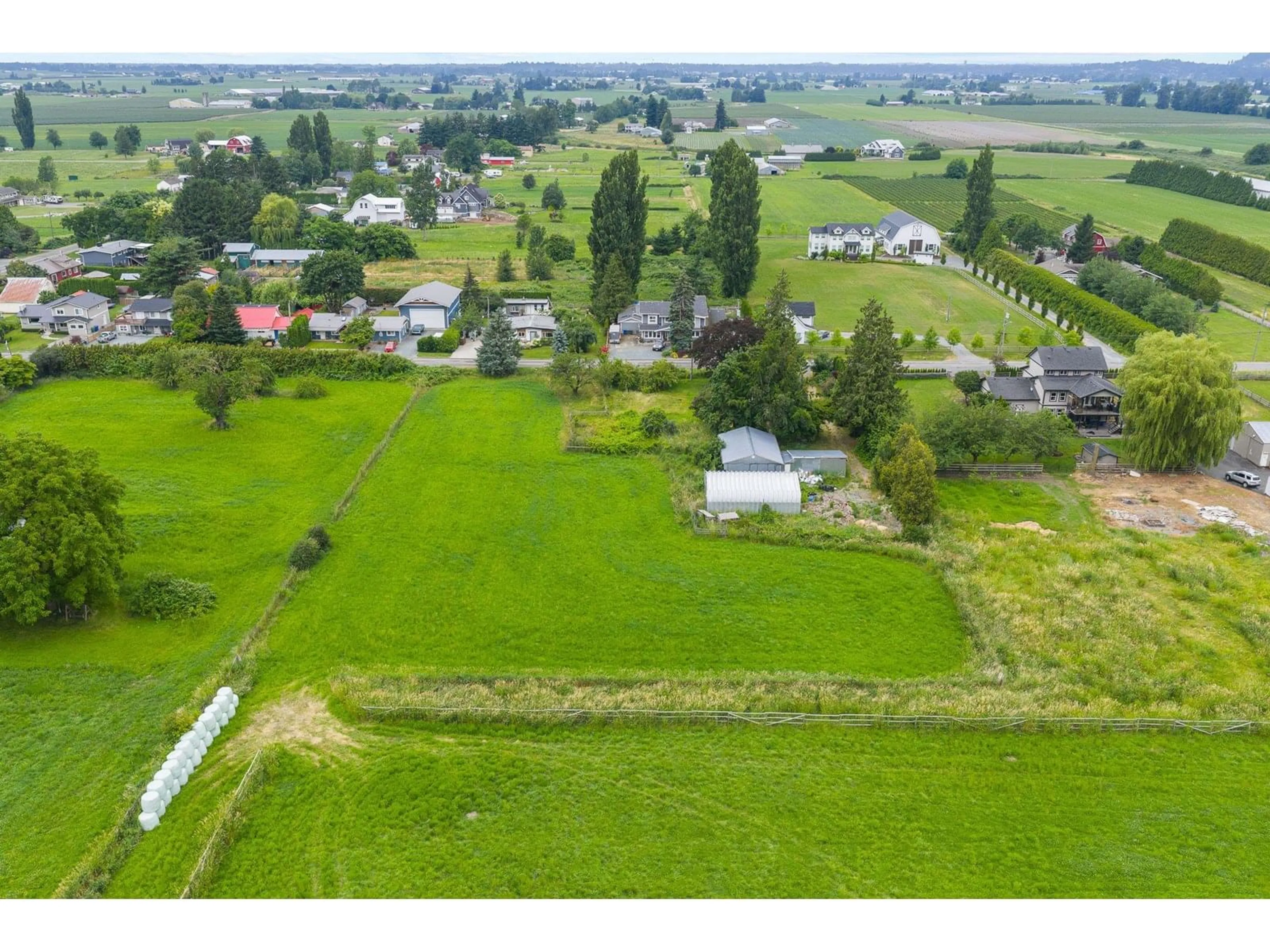 A pic from outside/outdoor area/front of a property/back of a property/a pic from drone, mountain view for 394 ARNOLD, Abbotsford British Columbia V3G1S4