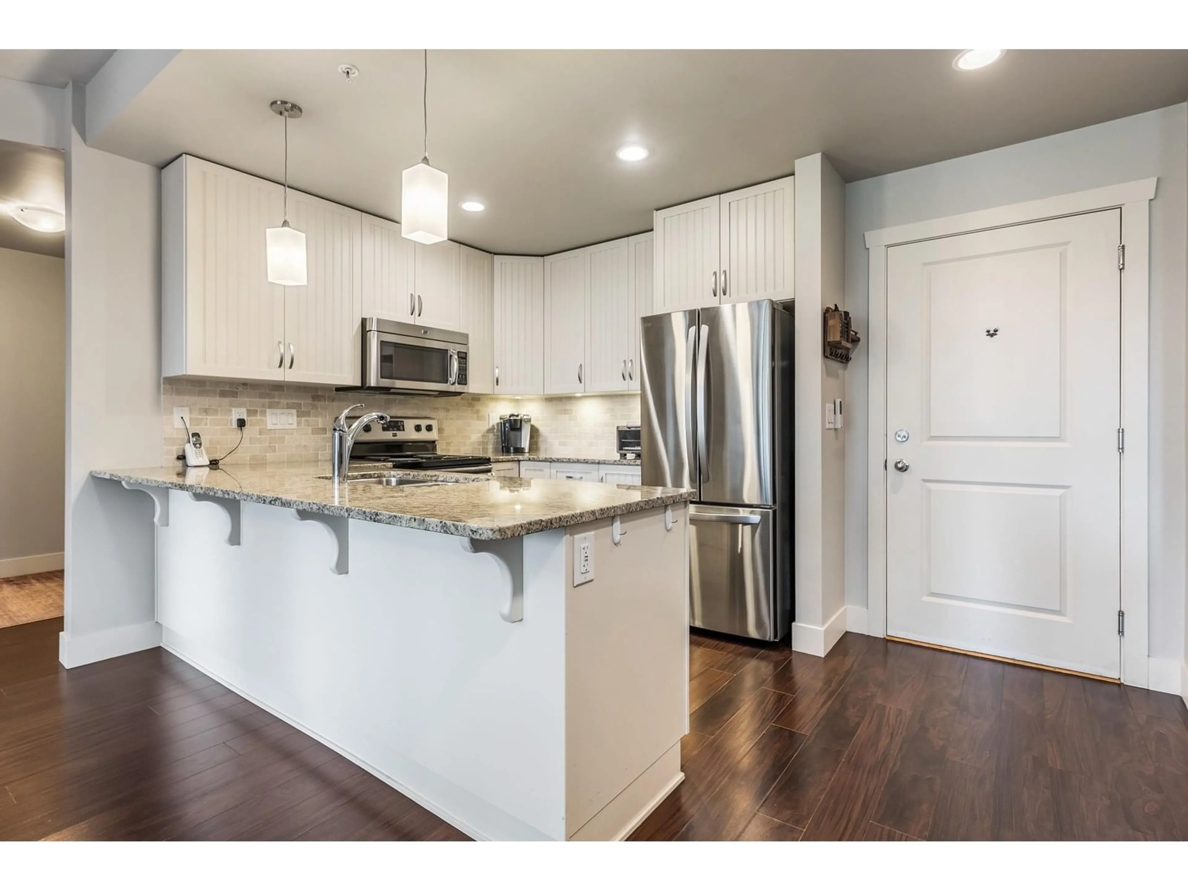 Open concept kitchen, wood/laminate floor for 302 - 3192 GLADWIN, Abbotsford British Columbia V2T6M9