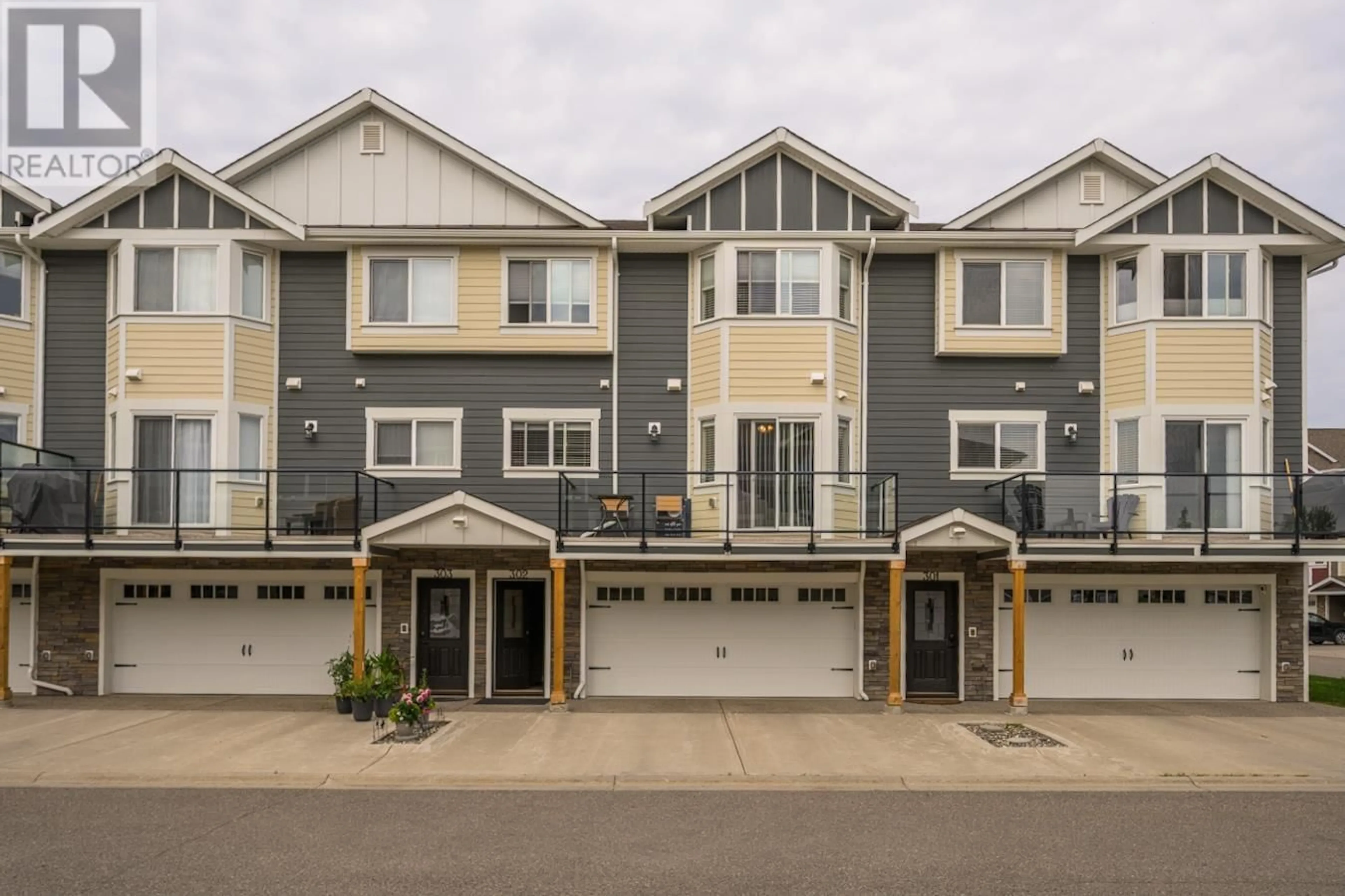 Home with vinyl exterior material, street for 302 - 467 TABOR BOULEVARD, Prince George British Columbia V2M0A7