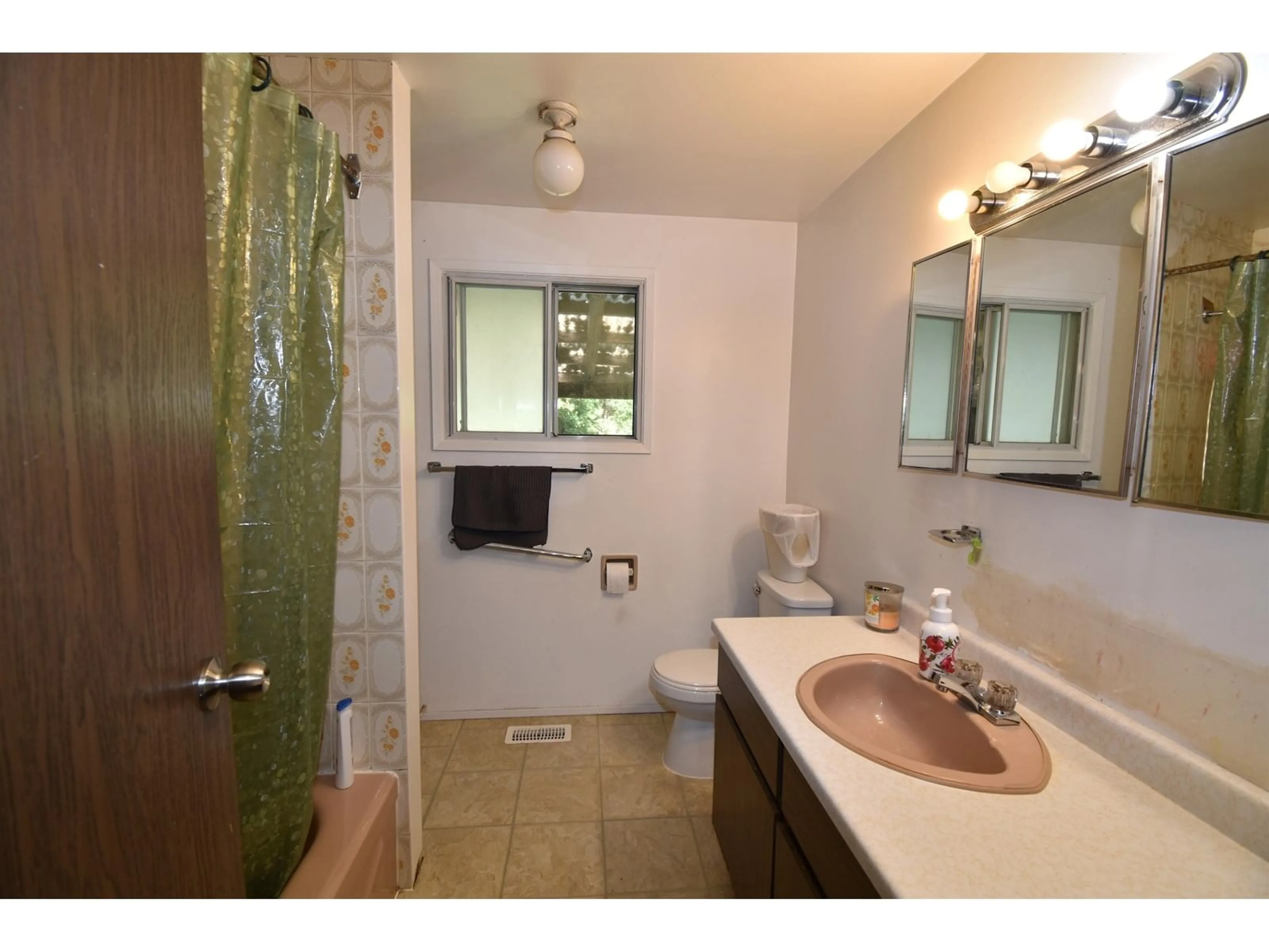 Standard bathroom, ceramic/tile floor for 21169 LANDSTROM ROAD, Hope British Columbia V0X1L3