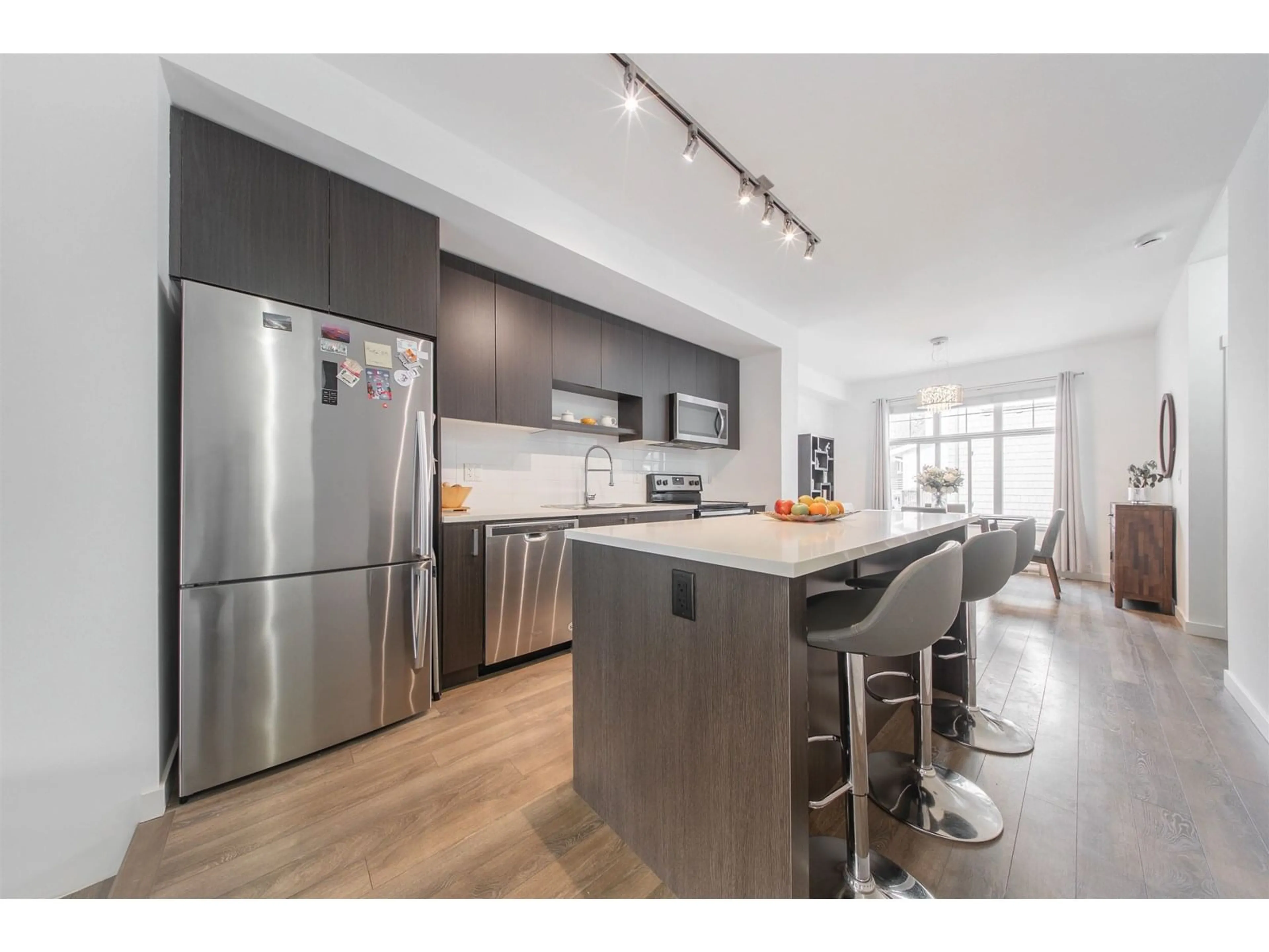 Open concept kitchen, wood/laminate floor for 29 - 10433 158, Surrey British Columbia V4N6S3
