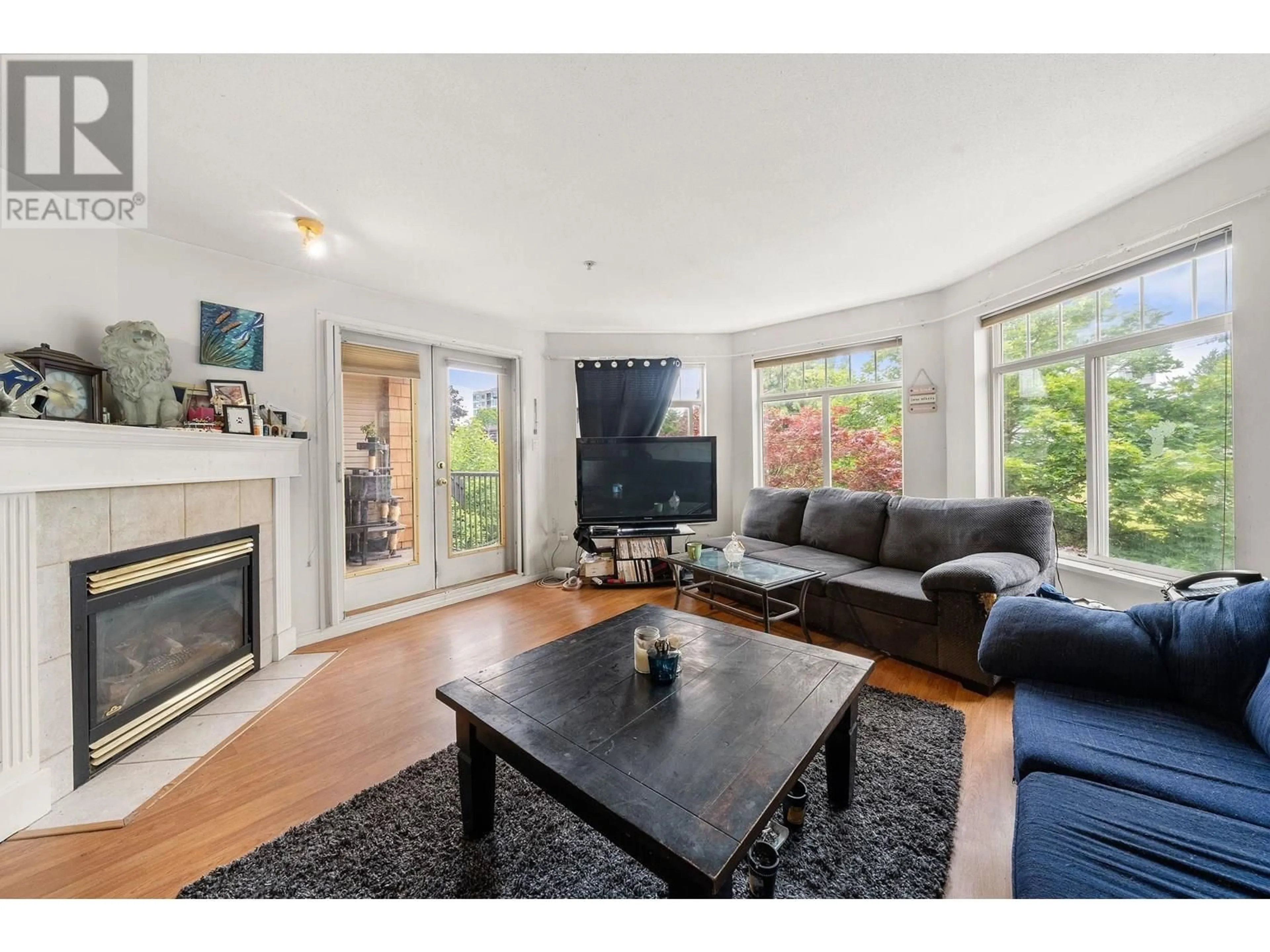 Living room with furniture, wood/laminate floor for 311 - 12207 224 STREET, Maple Ridge British Columbia V2X6B9
