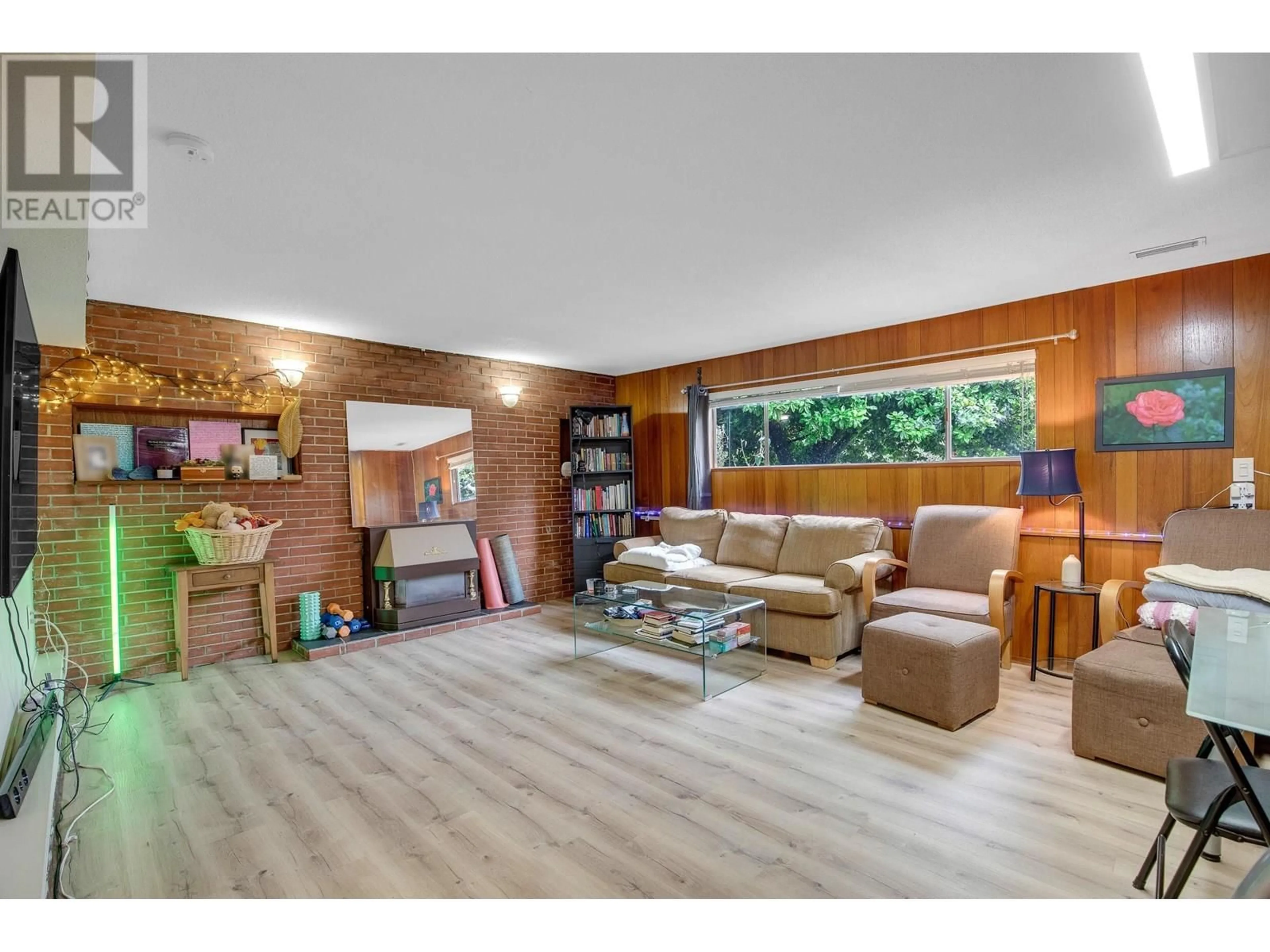 Living room with furniture, wood/laminate floor for 2358 KENSINGTON AVENUE, Burnaby British Columbia V5B4E2