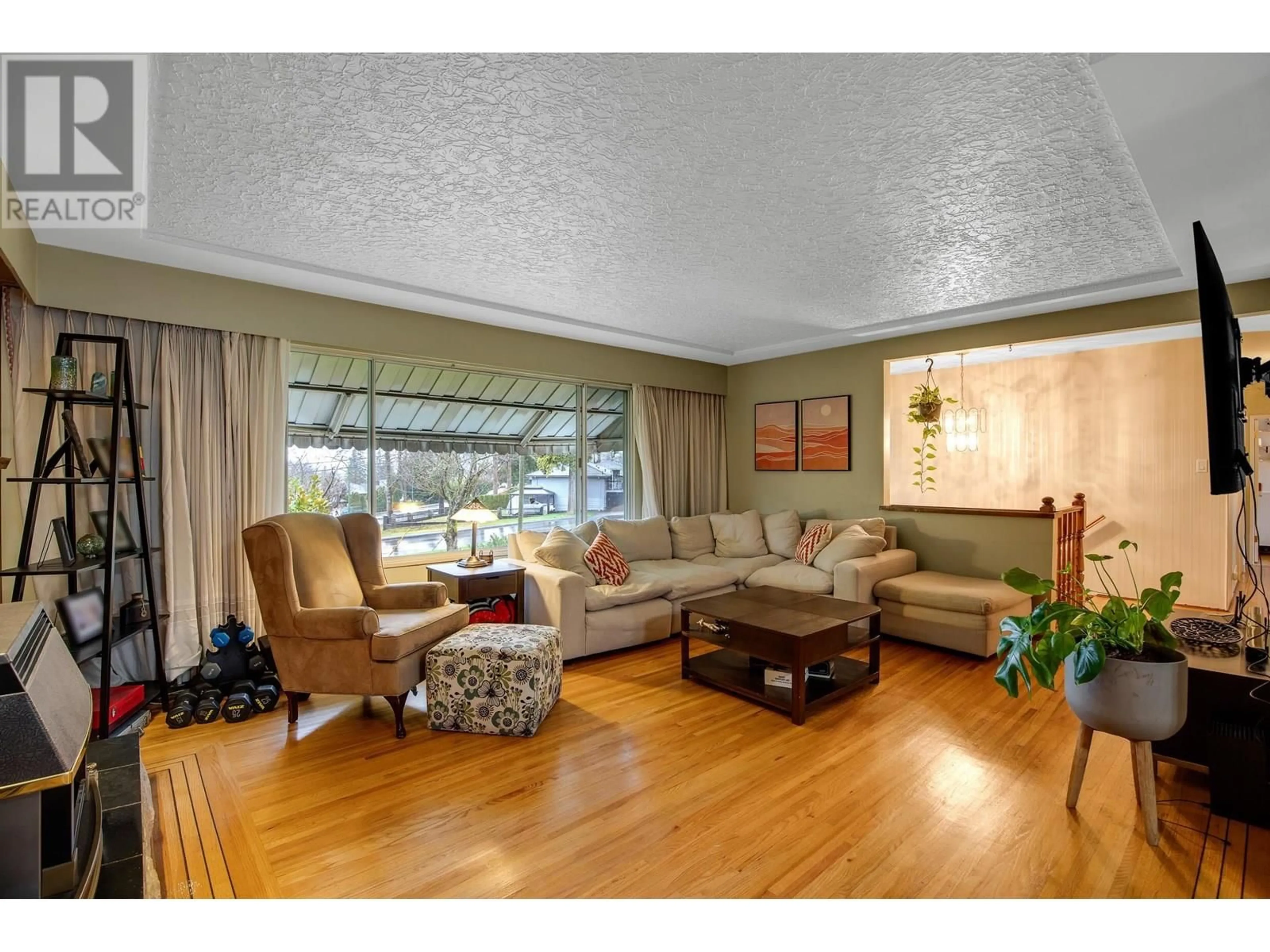Living room with furniture, wood/laminate floor for 2358 KENSINGTON AVENUE, Burnaby British Columbia V5B4E2