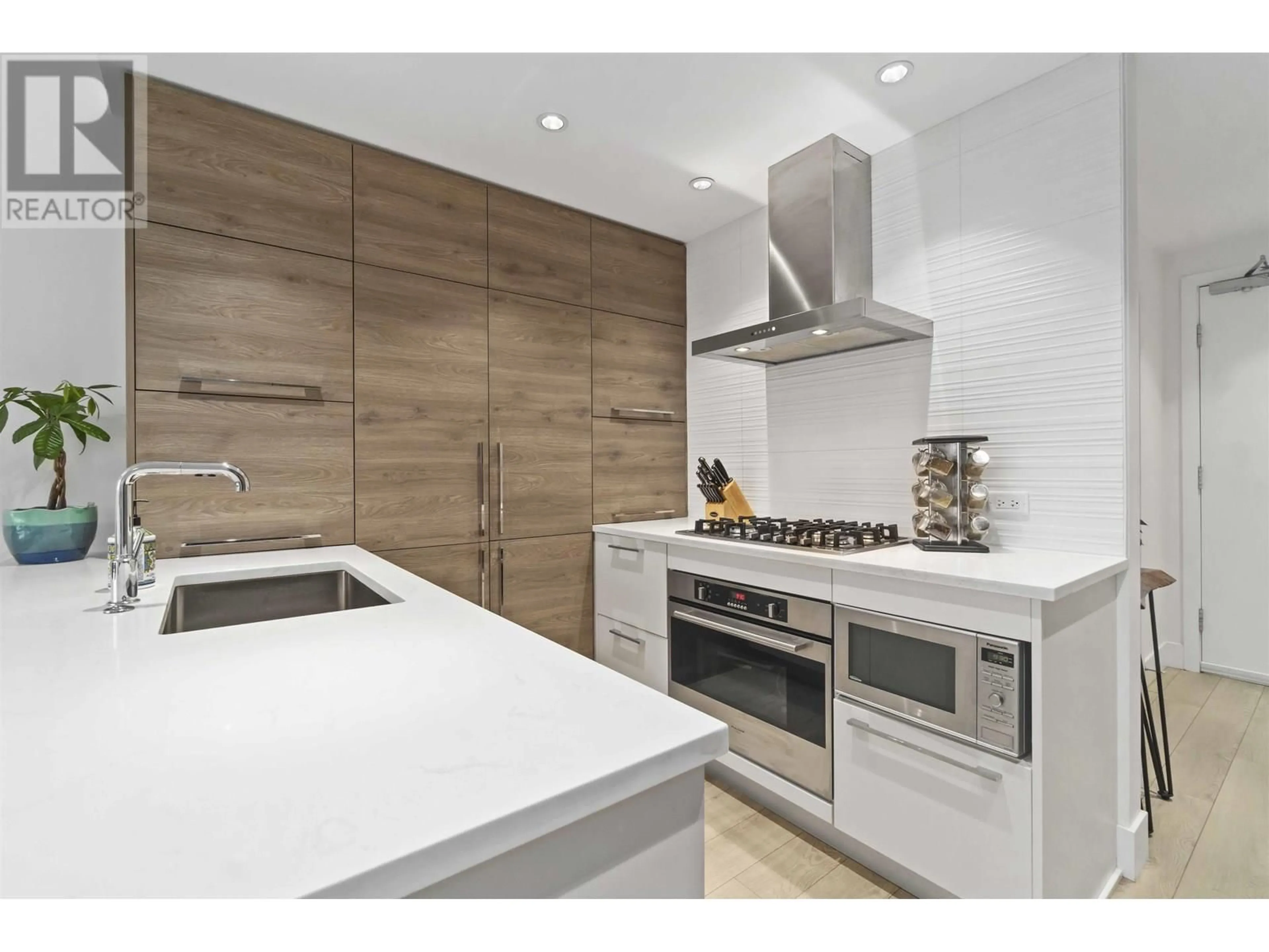 Contemporary kitchen, unknown for 706 - 7388 KINGSWAY, Burnaby British Columbia V3N0G9