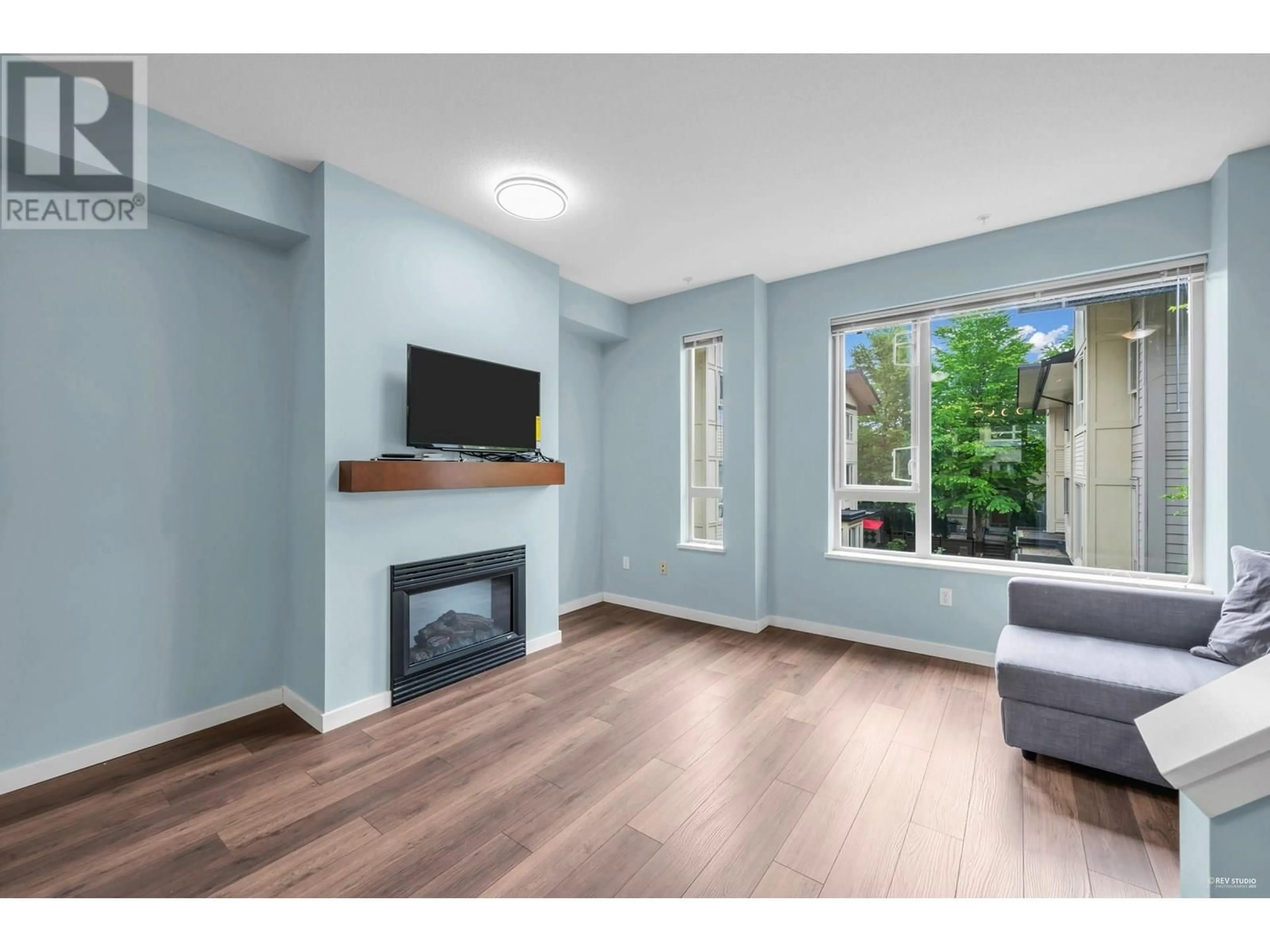 Living room with furniture, wood/laminate floor for 51 - 9229 UNIVERSITY CRESCENT, Burnaby British Columbia V5A4Z2
